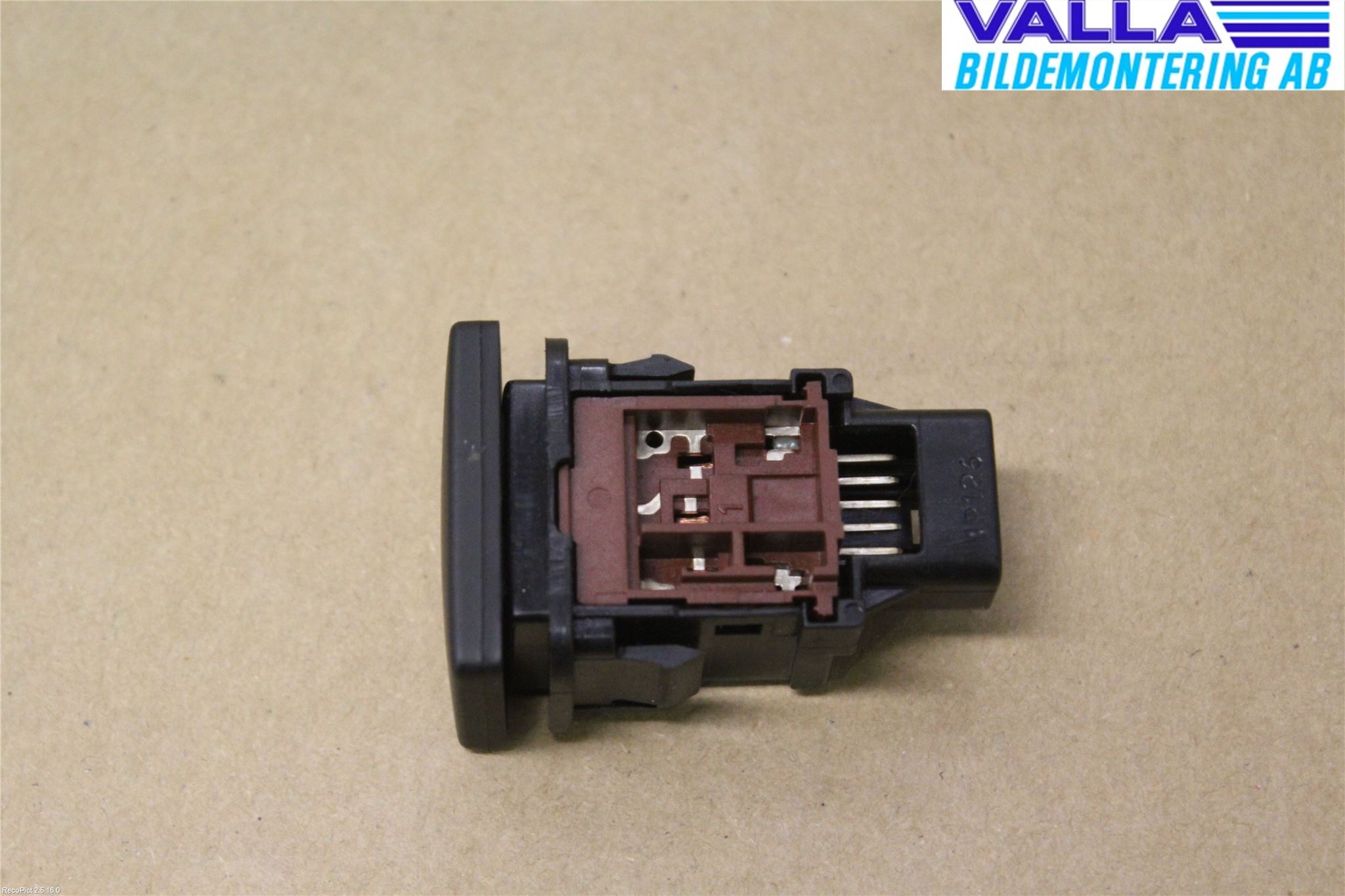 Toyota AVENSIS 09-15 Strömställare Tanklucka