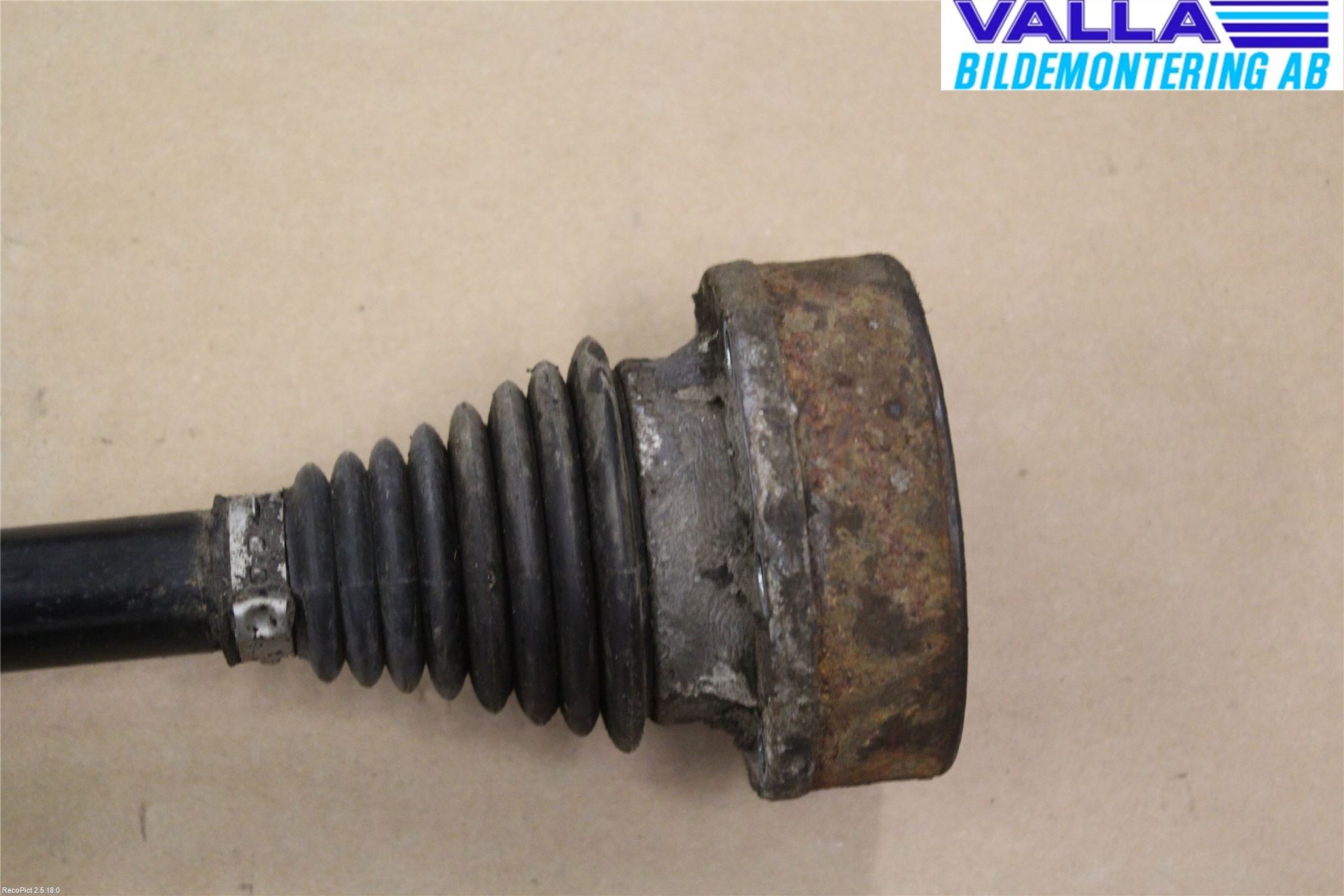 Volkswagen VW PASSAT 11-14 Drivaxel Bak Höger