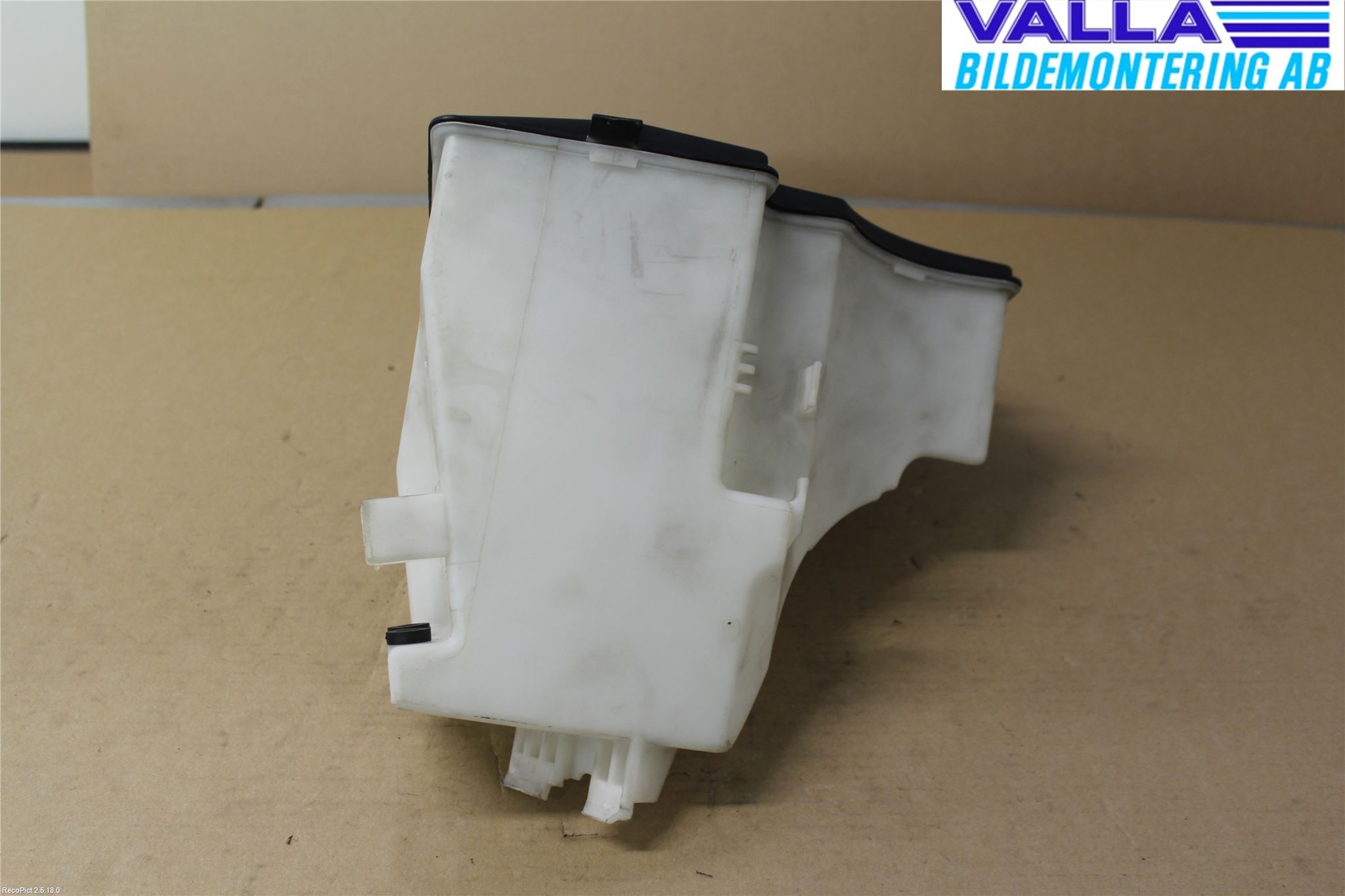 BMW X3 E83     03-10 Spolartank Vindruta