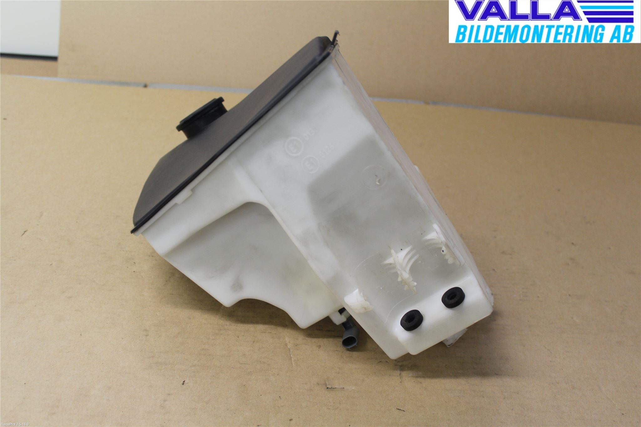 BMW X3 E83     03-10 Spolartank Vindruta