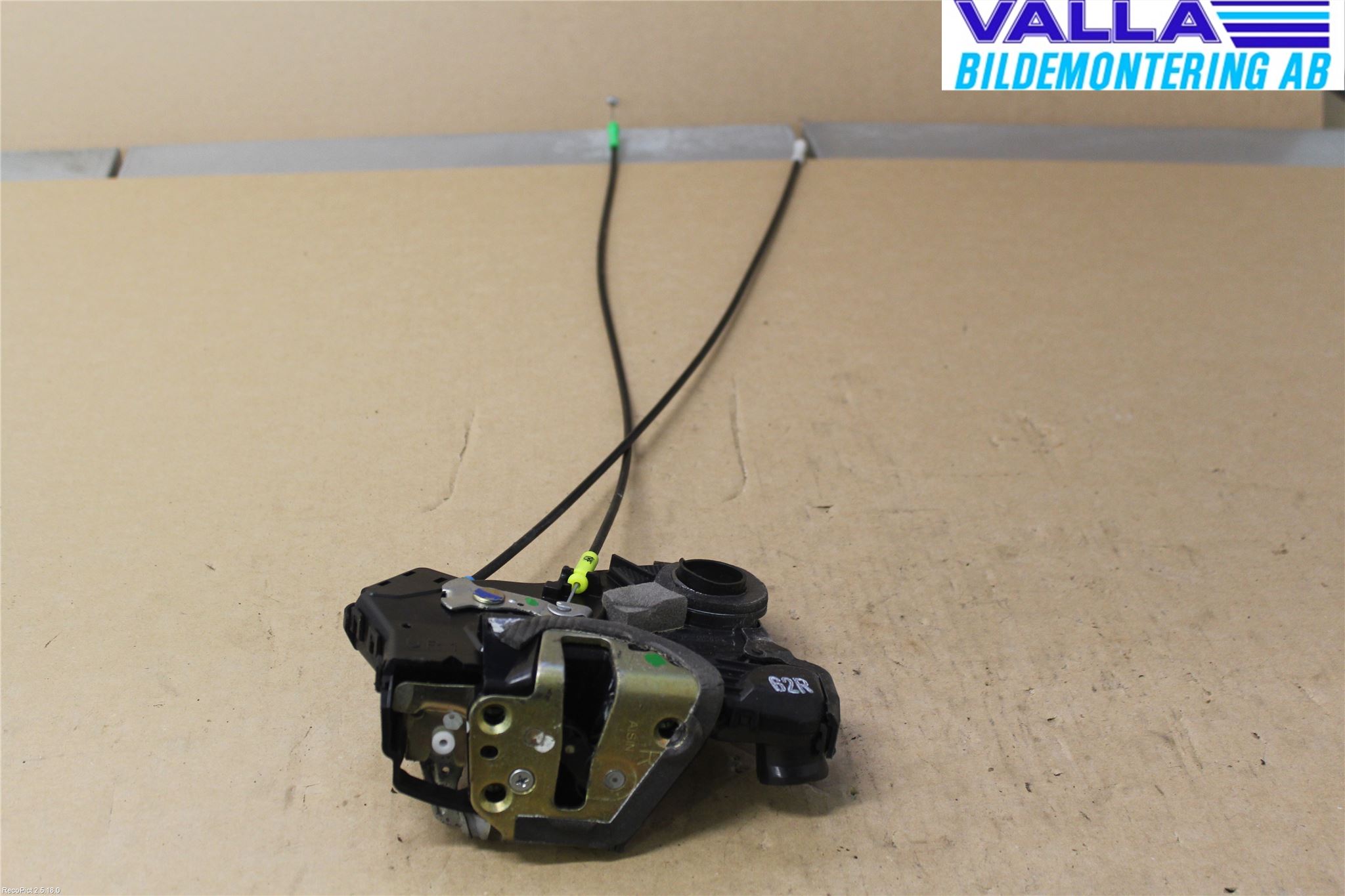 Toyota AVENSIS 03-06 Låskista-Dörrlås