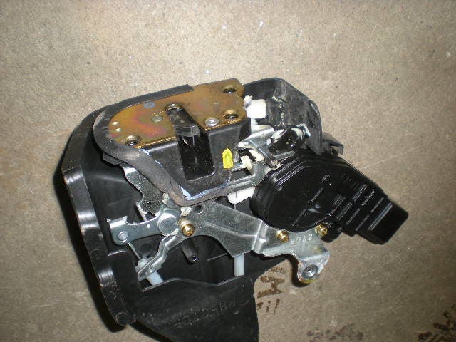 Toyota AVENSIS VERSO Låskista-Dörrlås