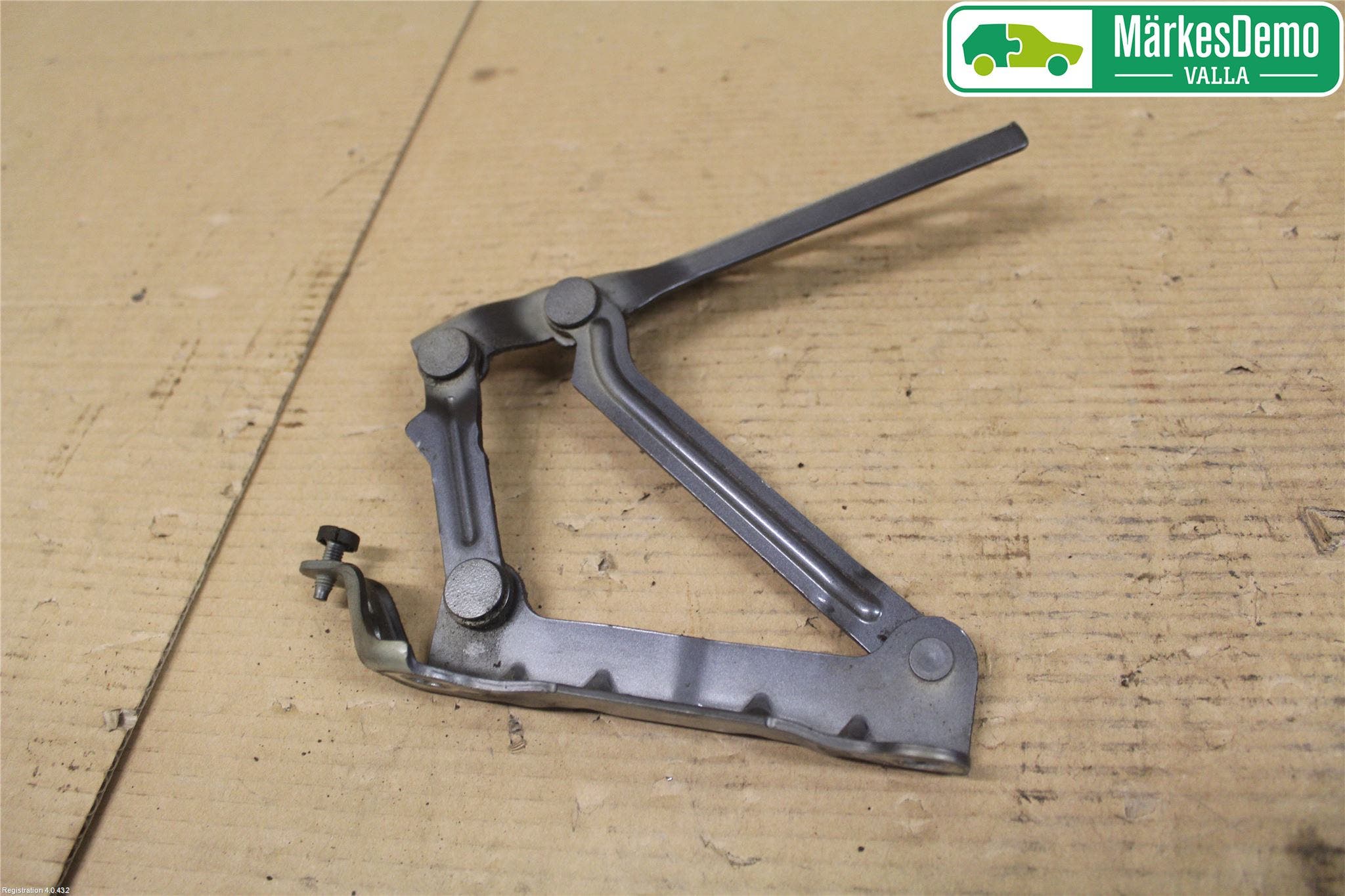 Skoda FABIA 07-14 Huvgångjärn