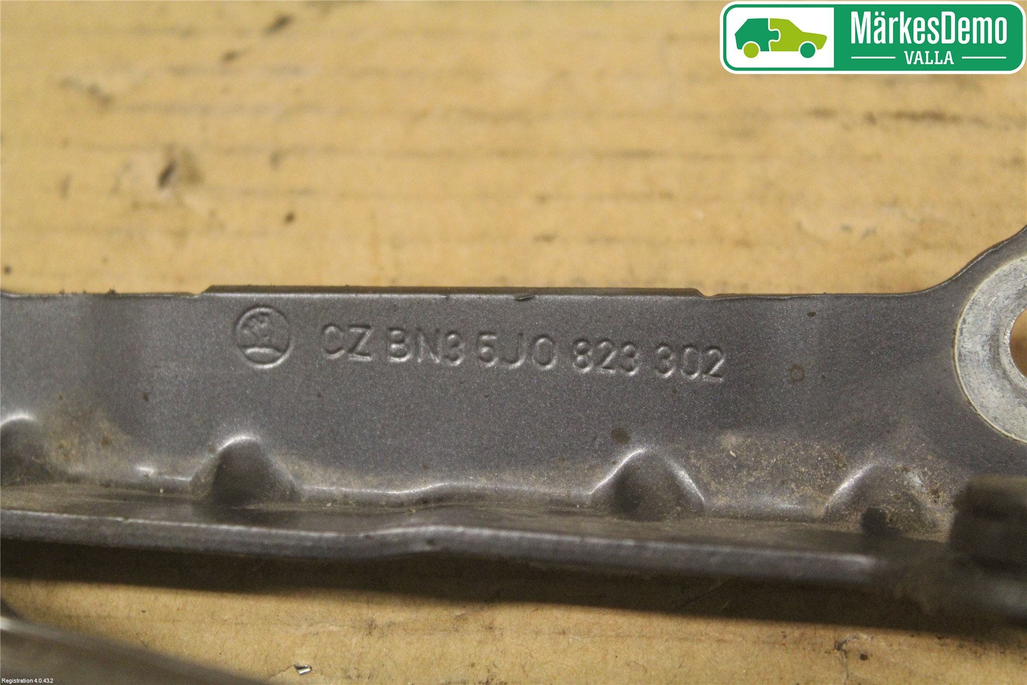 Skoda FABIA 07-14 Huvgångjärn