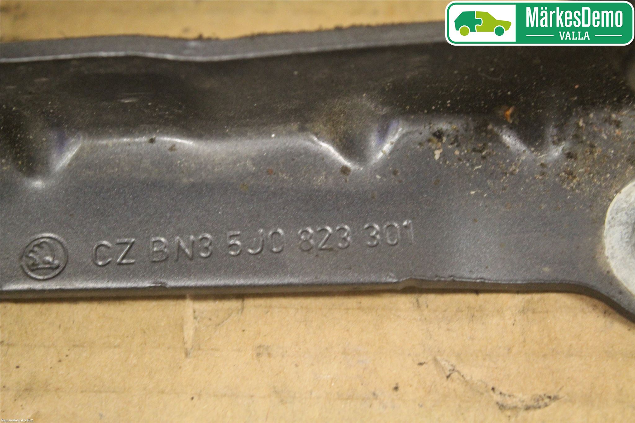 Skoda FABIA 07-14 Huvgångjärn