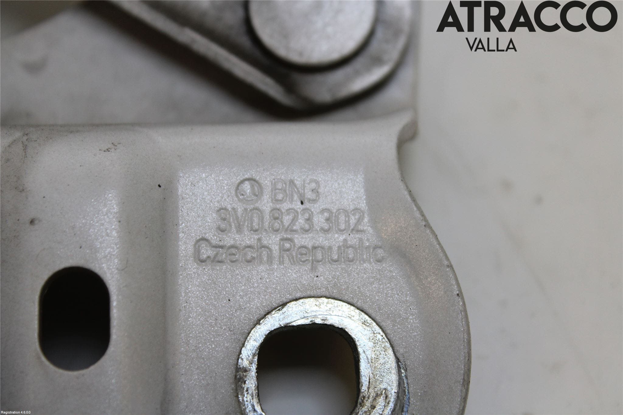 Skoda SUPERB 16-24 Huvgångjärn