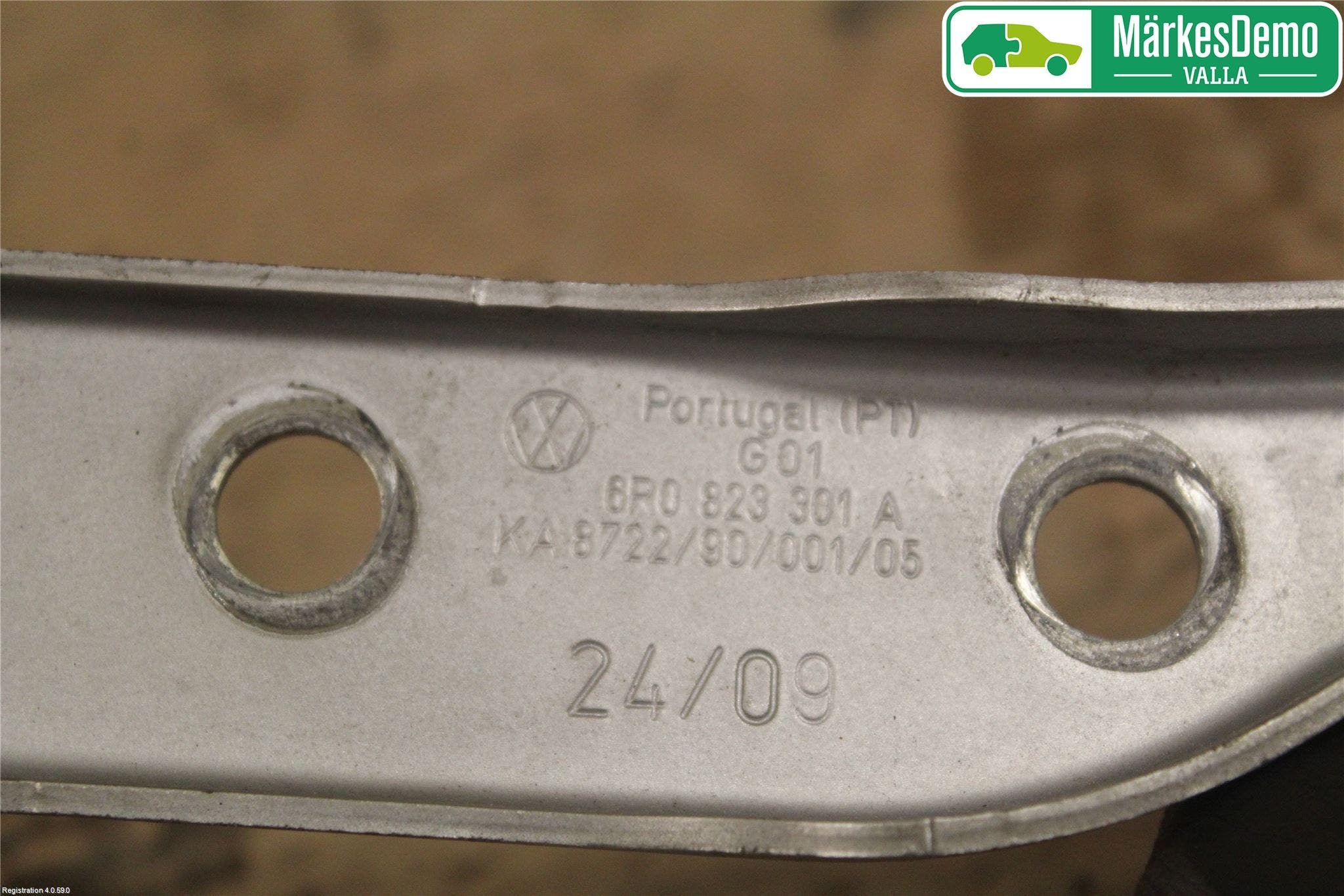 Volkswagen VW POLO 10-17 Huvgångjärn