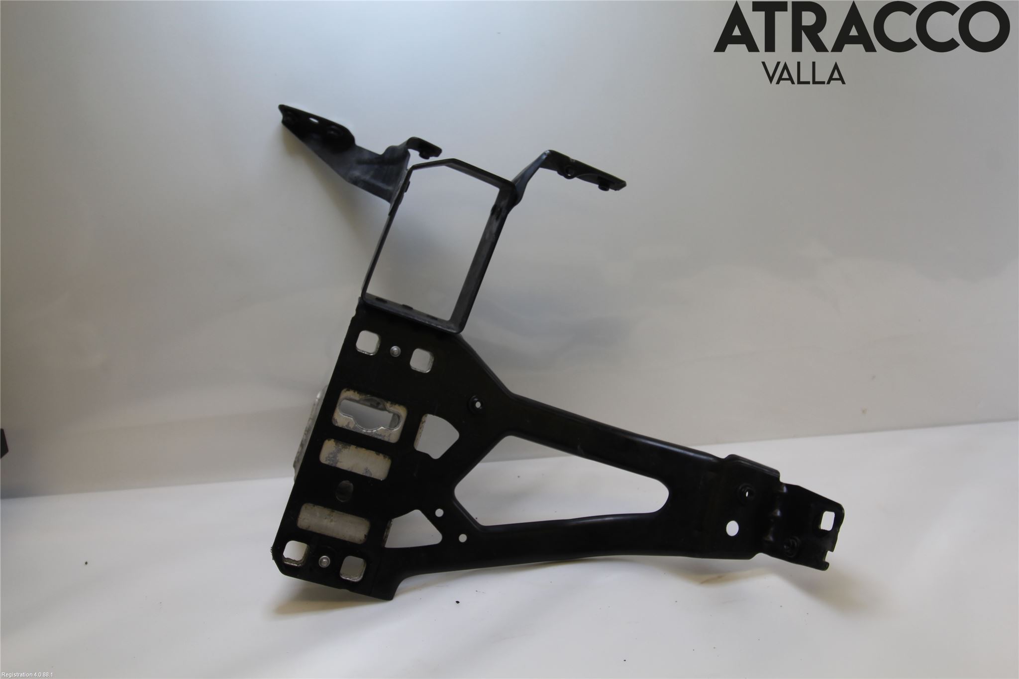 BMW 5 E60/61 Sed/Tou 02-10 Stötfångarfäste Fram Hö