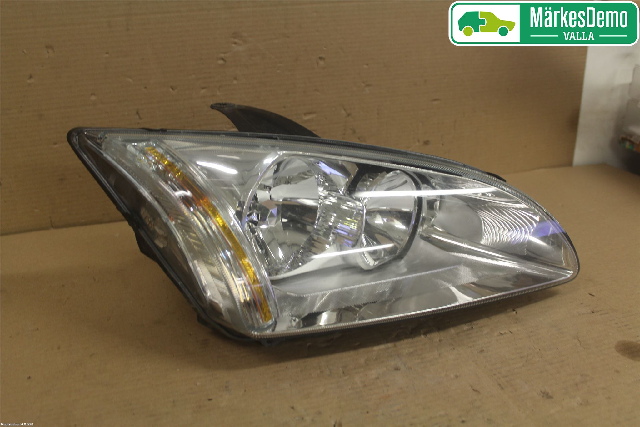 Ford FOCUS     04-07 Strålkastare Vänster