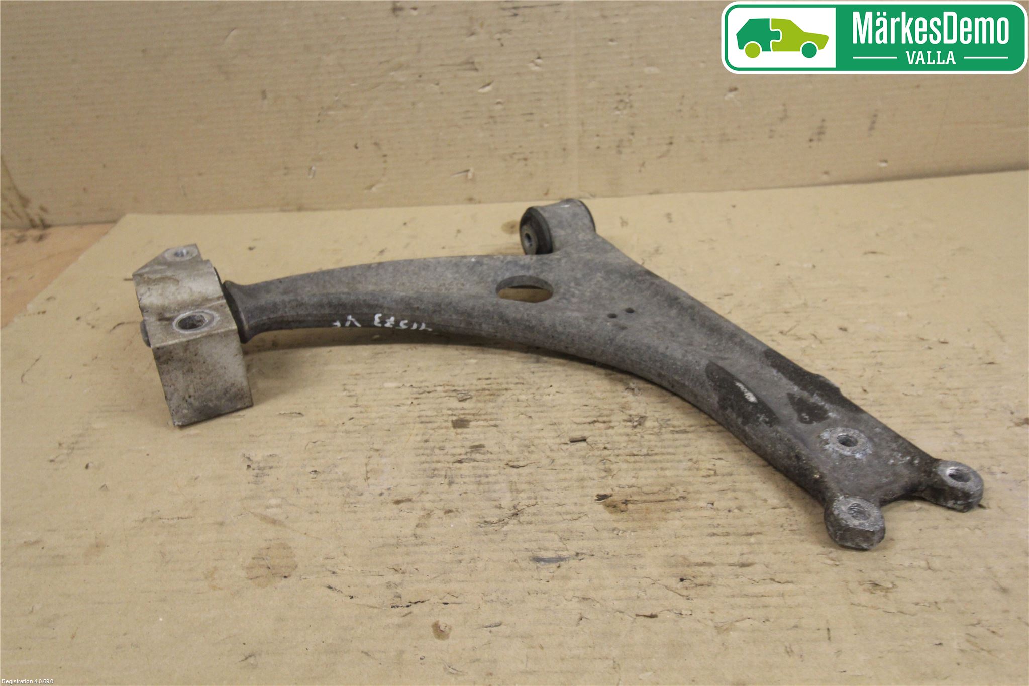 Volkswagen VW PASSAT 05-11 Bärarm Fram Undre Vä