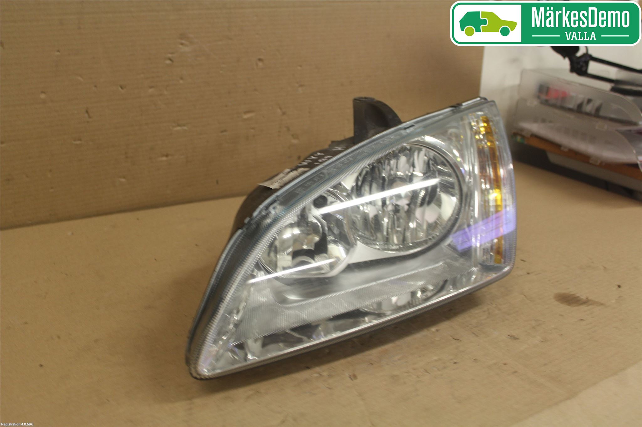 Ford FOCUS     04-07 Strålkastare Höger