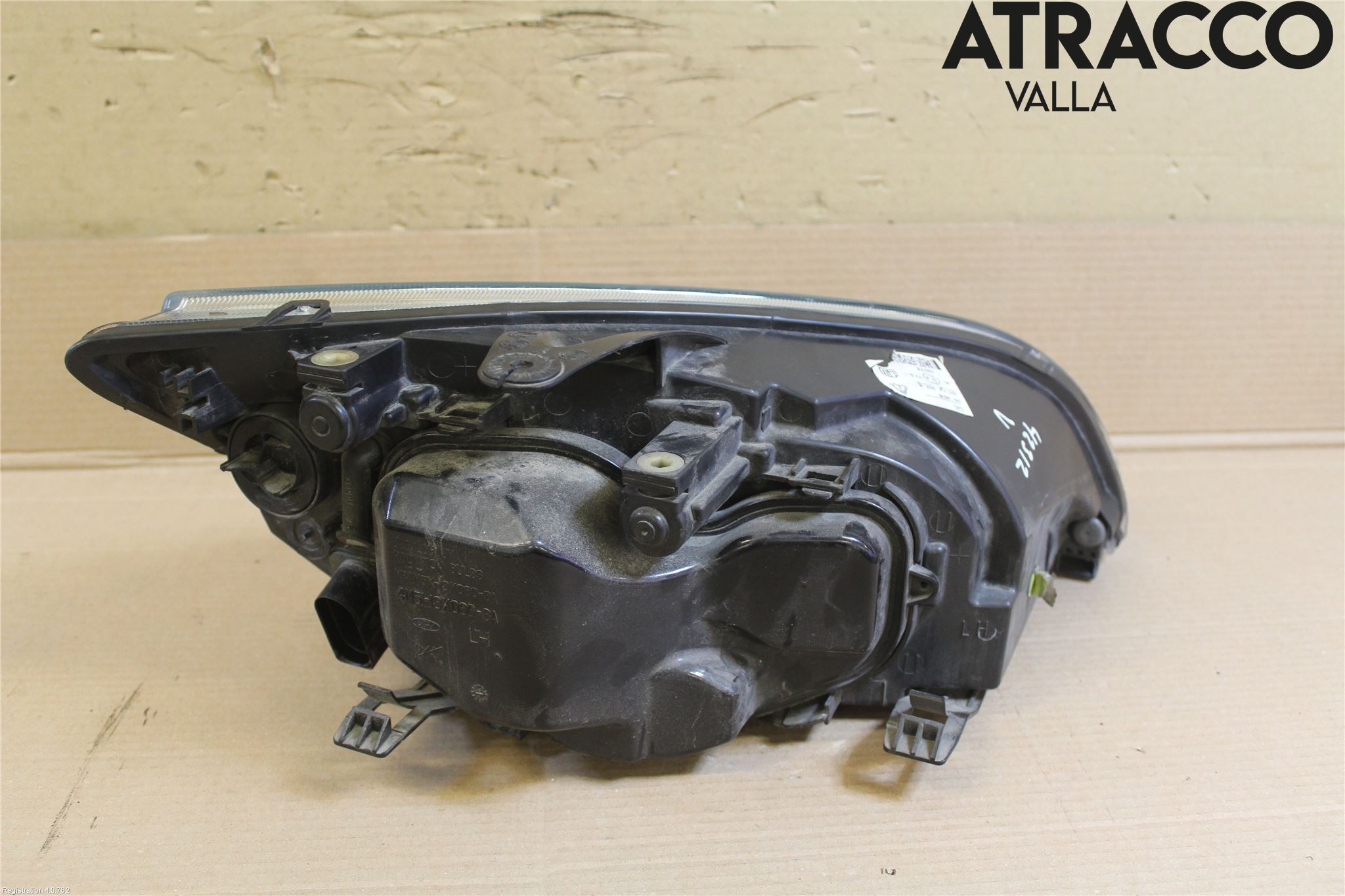 Ford FOCUS     04-07 Strålkastare Vänster