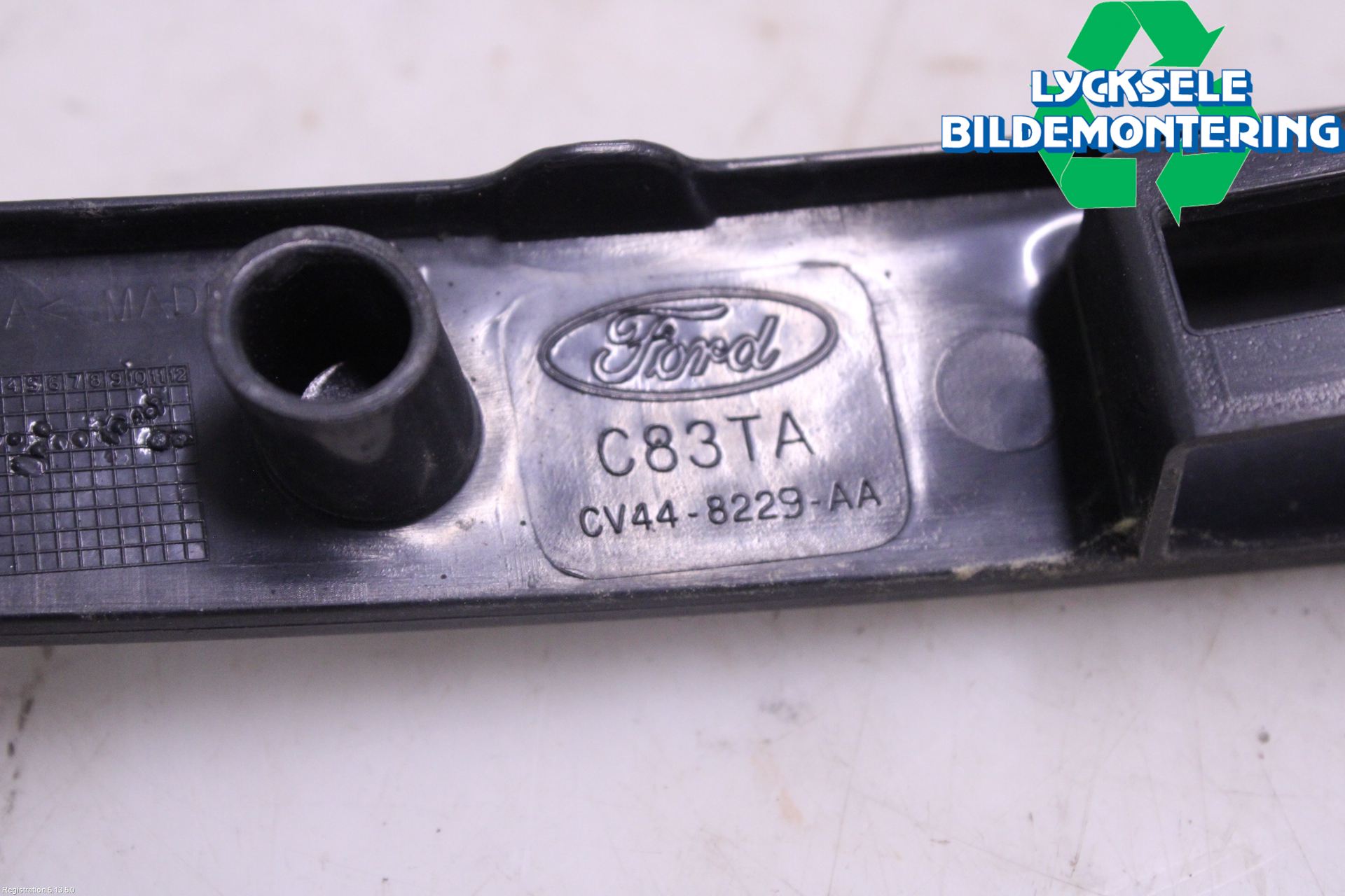 Ford KUGA 13-16 Strålkastarsarg Vänster