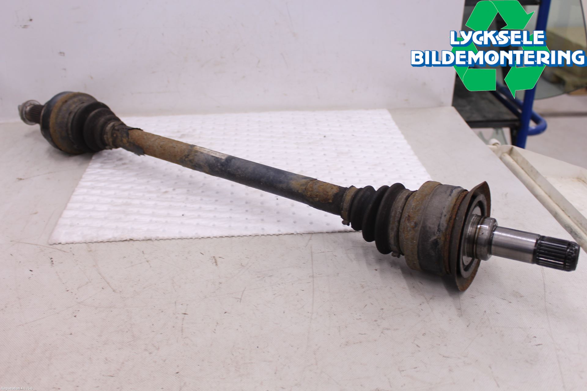 BMW 5 F10/F11/F18 09-17 Drivaxel Bak Höger