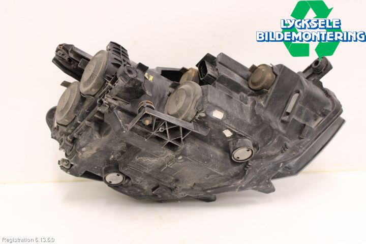 Volkswagen VW PASSAT 15-19 Strålkastare Vänster