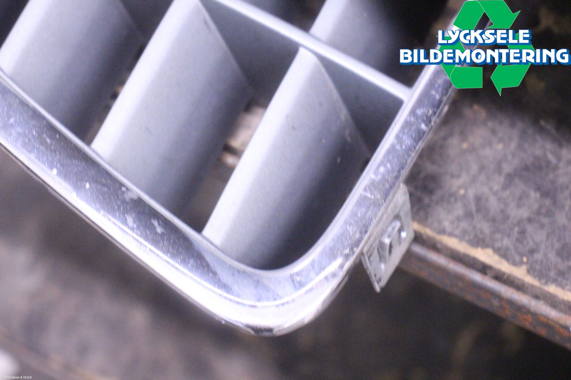 Volvo XC70 01-04 Grill Komp