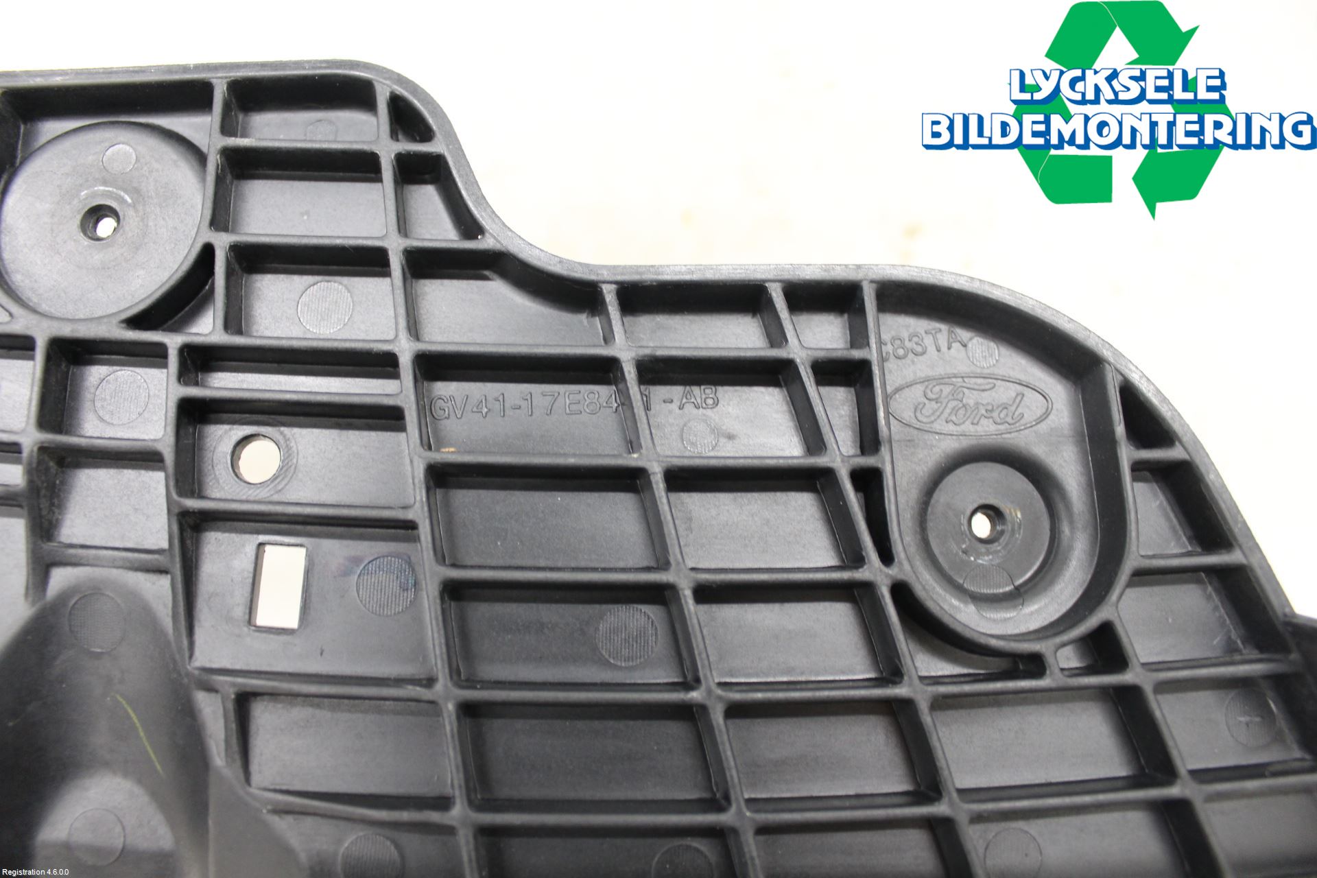 Ford KUGA 17-19 Strålkastarsarg Vänster