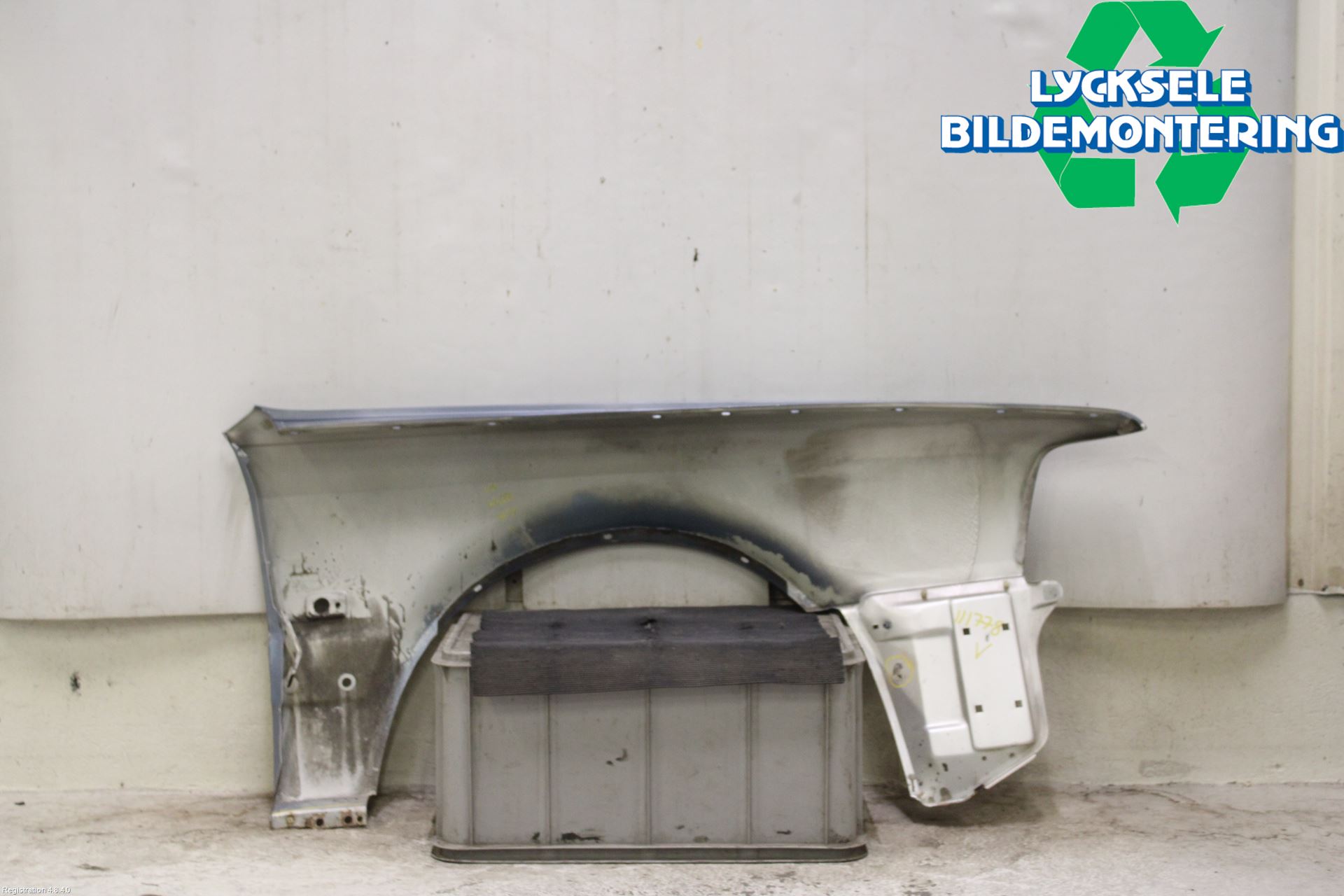 Audi V8       89- Skärm Fram Vänster