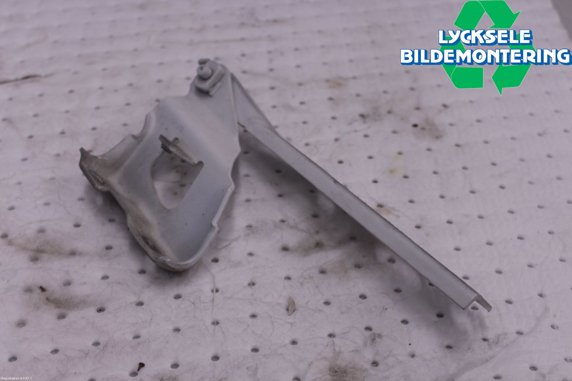 Audi A4/S4 08-11 Huvgångjärn