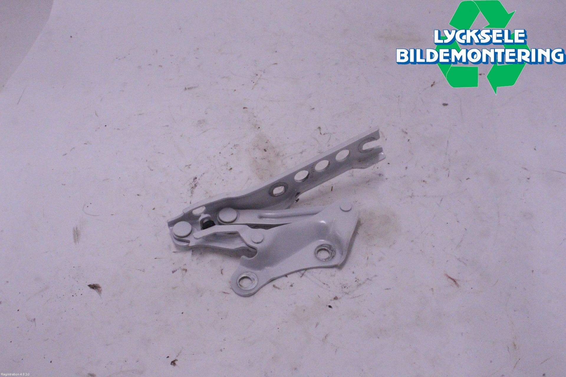 Skoda SUPERB 09-15 Huvgångjärn