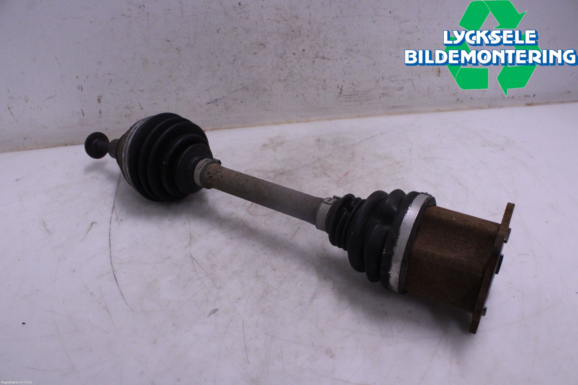 Volkswagen VW PASSAT 15-19 Drivaxel Fram Vänster
