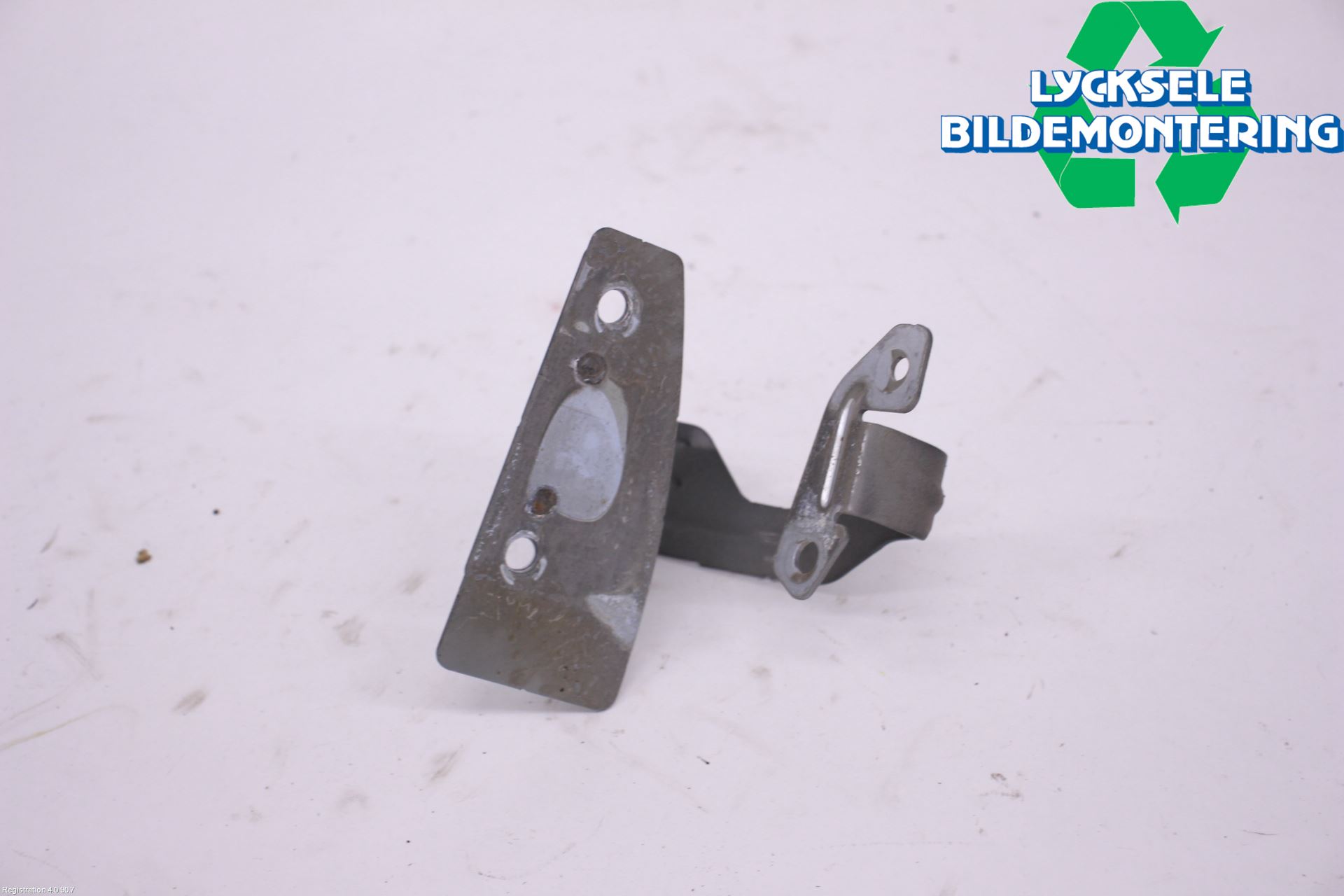 Ford MONDEO 15-22 Skärmfäste Fram Vä