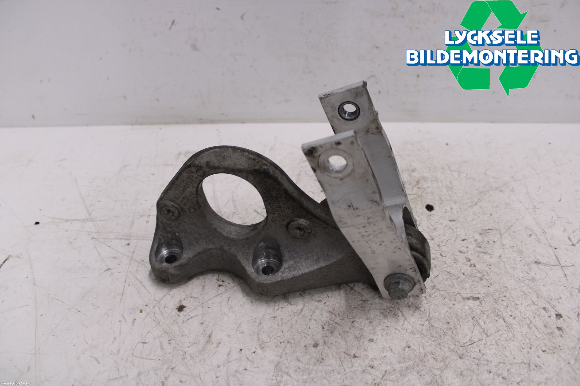 Volvo V60 19- Motorfäste