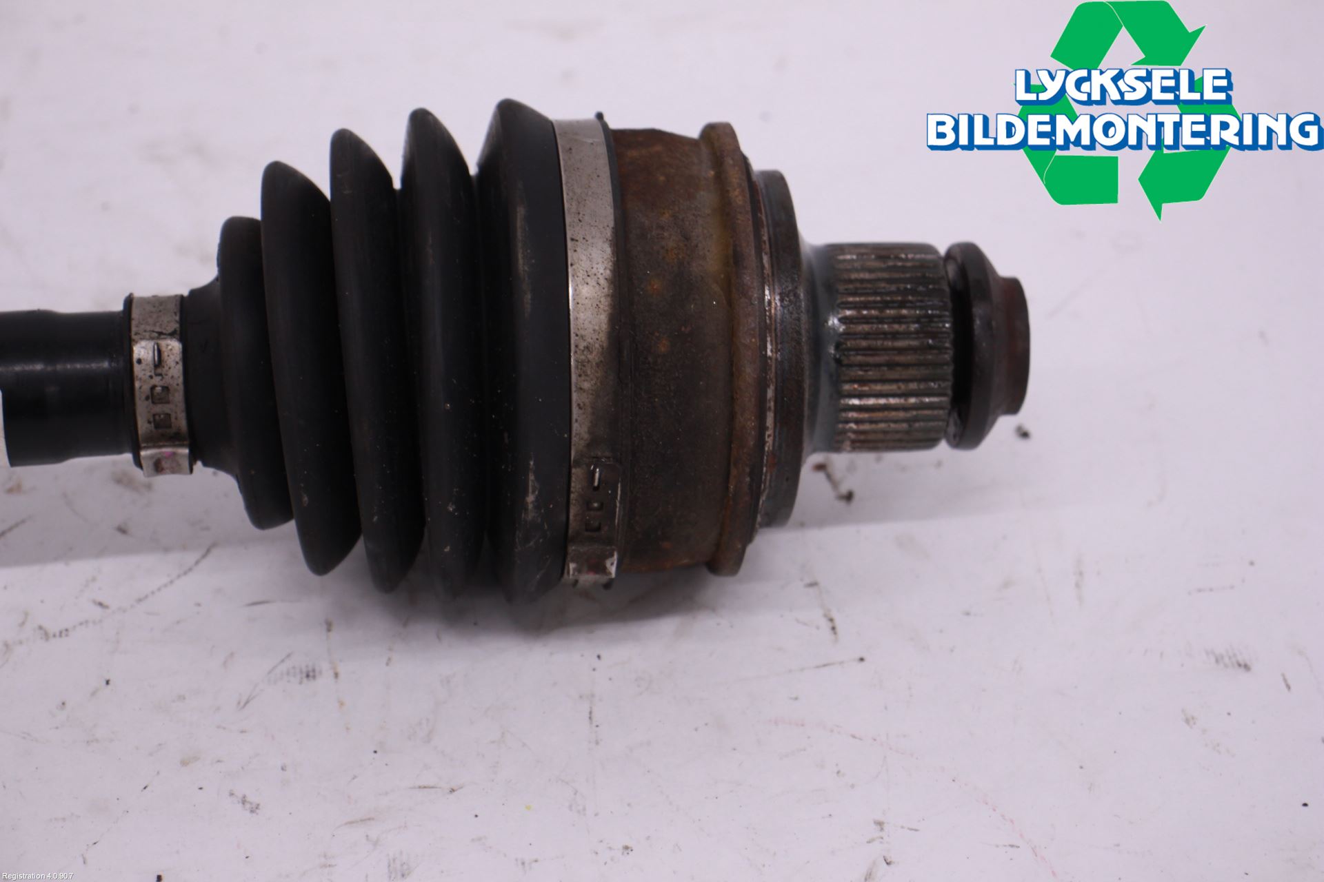 Audi A4 ALLROAD 17- Drivaxel Fram Höger