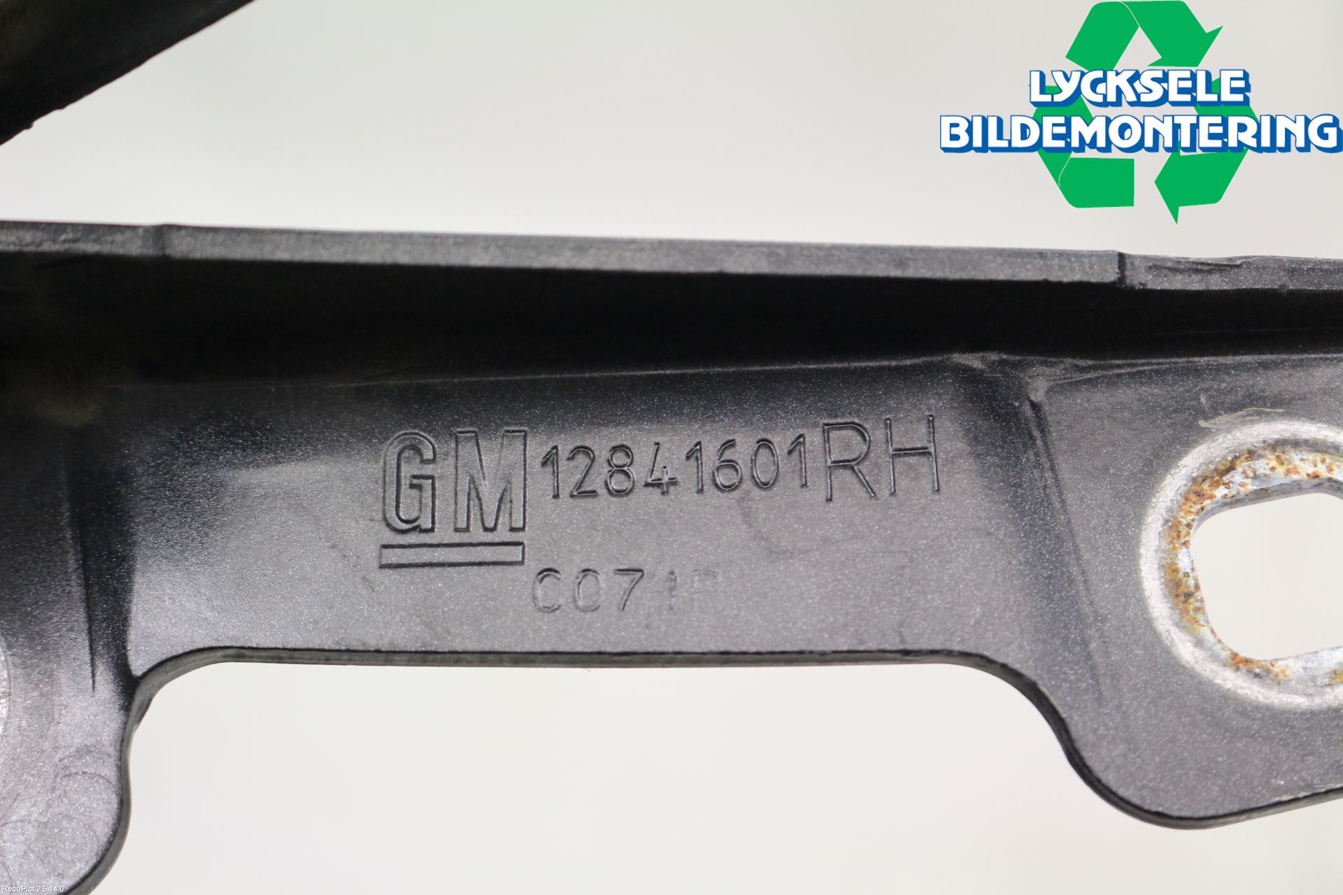 Opel INSIGNIA 09-16 Huvgångjärn