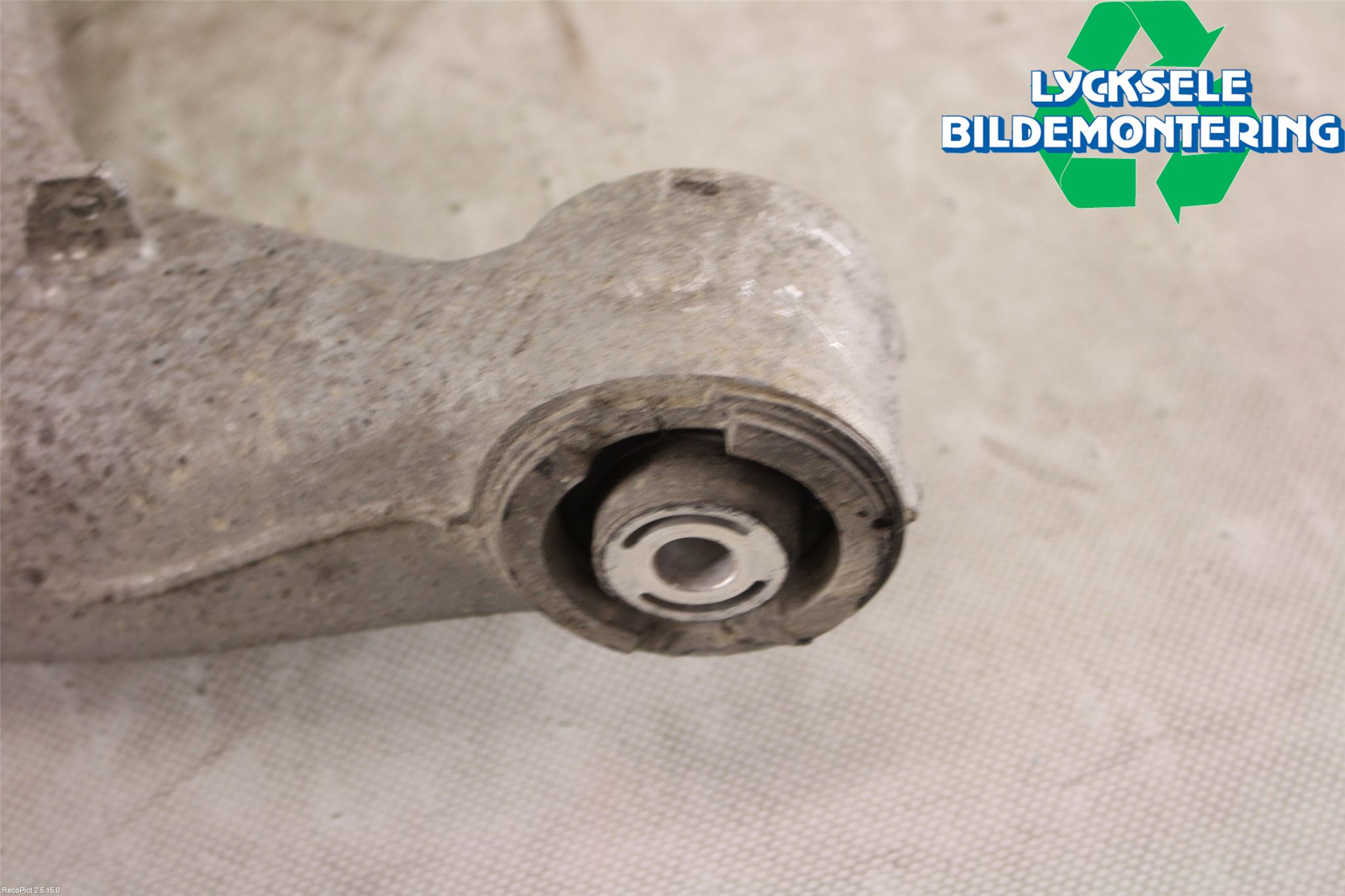 BMW 5 F10/F11/F18 09-17 Bärarm Bak Höger
