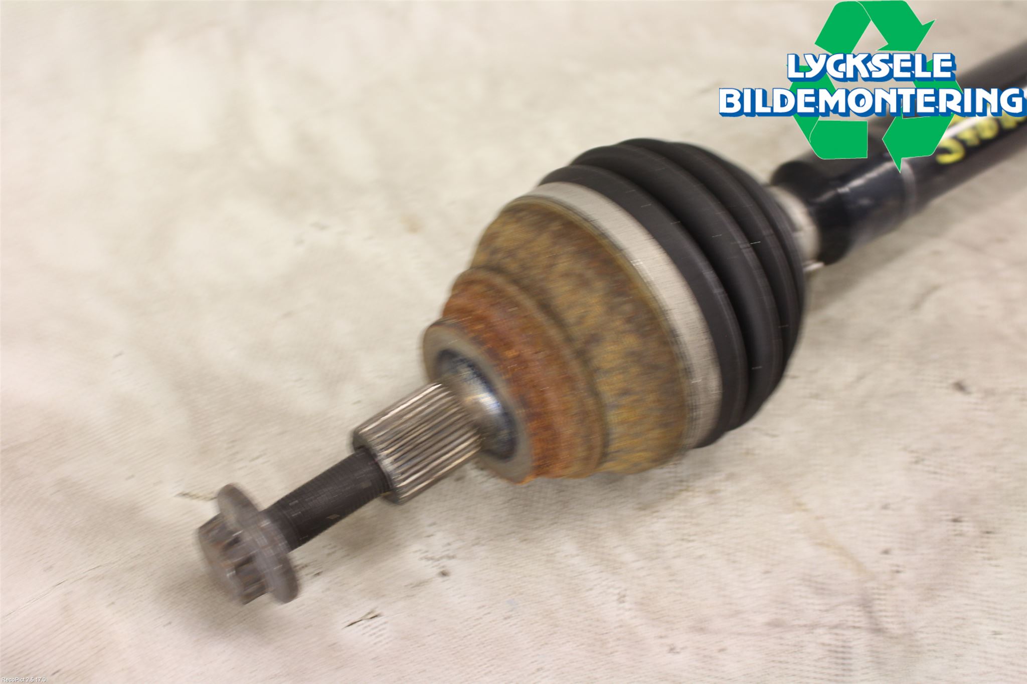 Volkswagen VW PASSAT 15-19 Drivaxel Fram Höger
