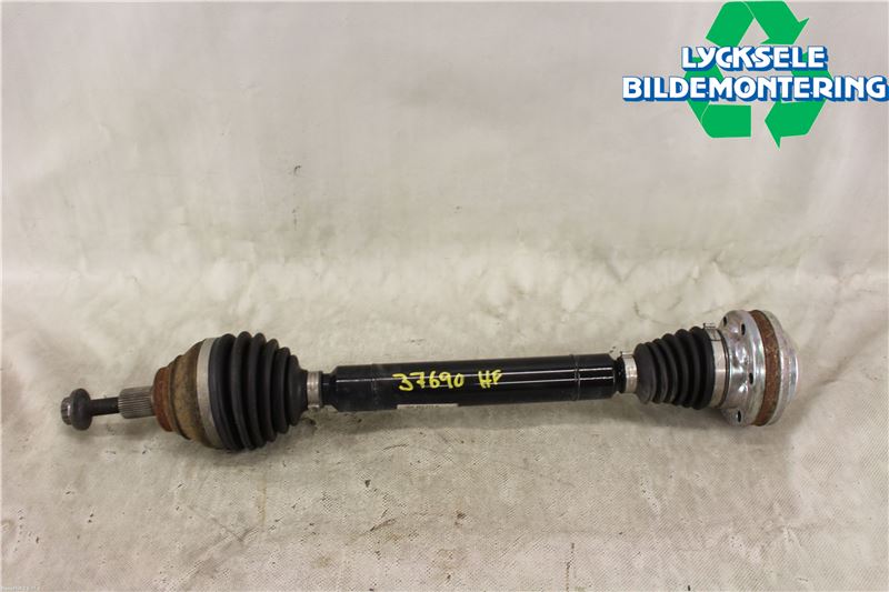 Volkswagen VW PASSAT 15-19 Drivaxel Fram Höger