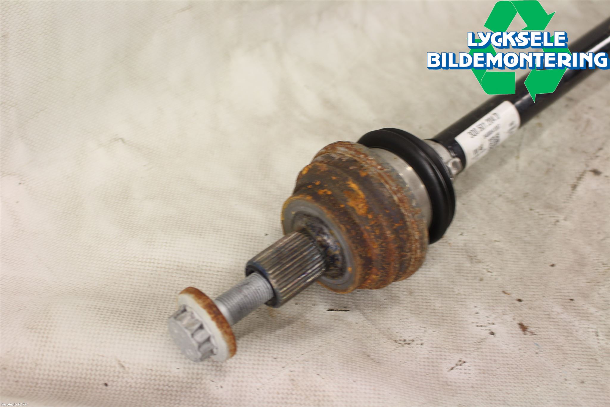 Volkswagen VW PASSAT 15-19 Drivaxel Bak Höger