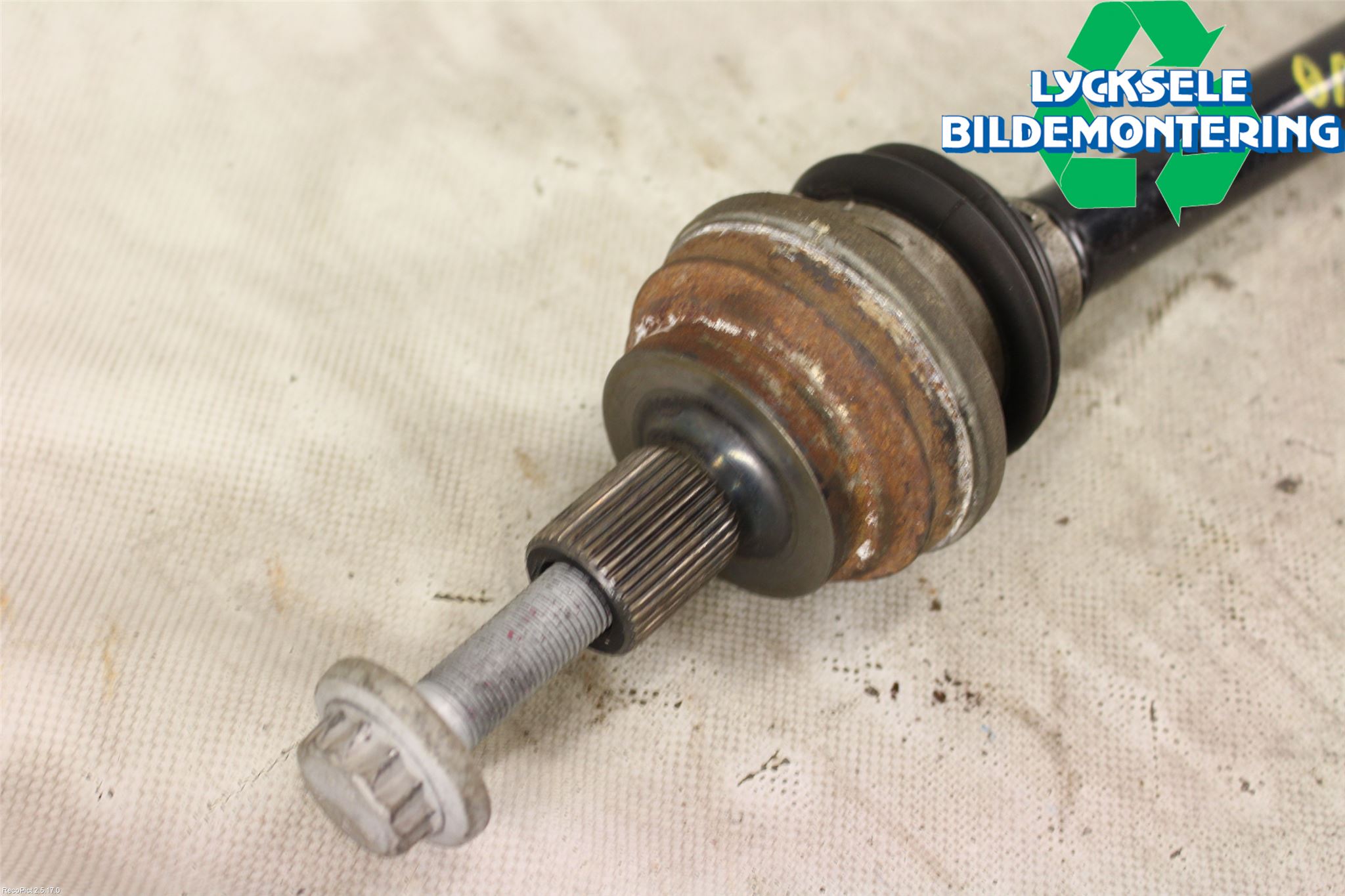 Volkswagen VW PASSAT 15-19 Drivaxel Bak Vänster
