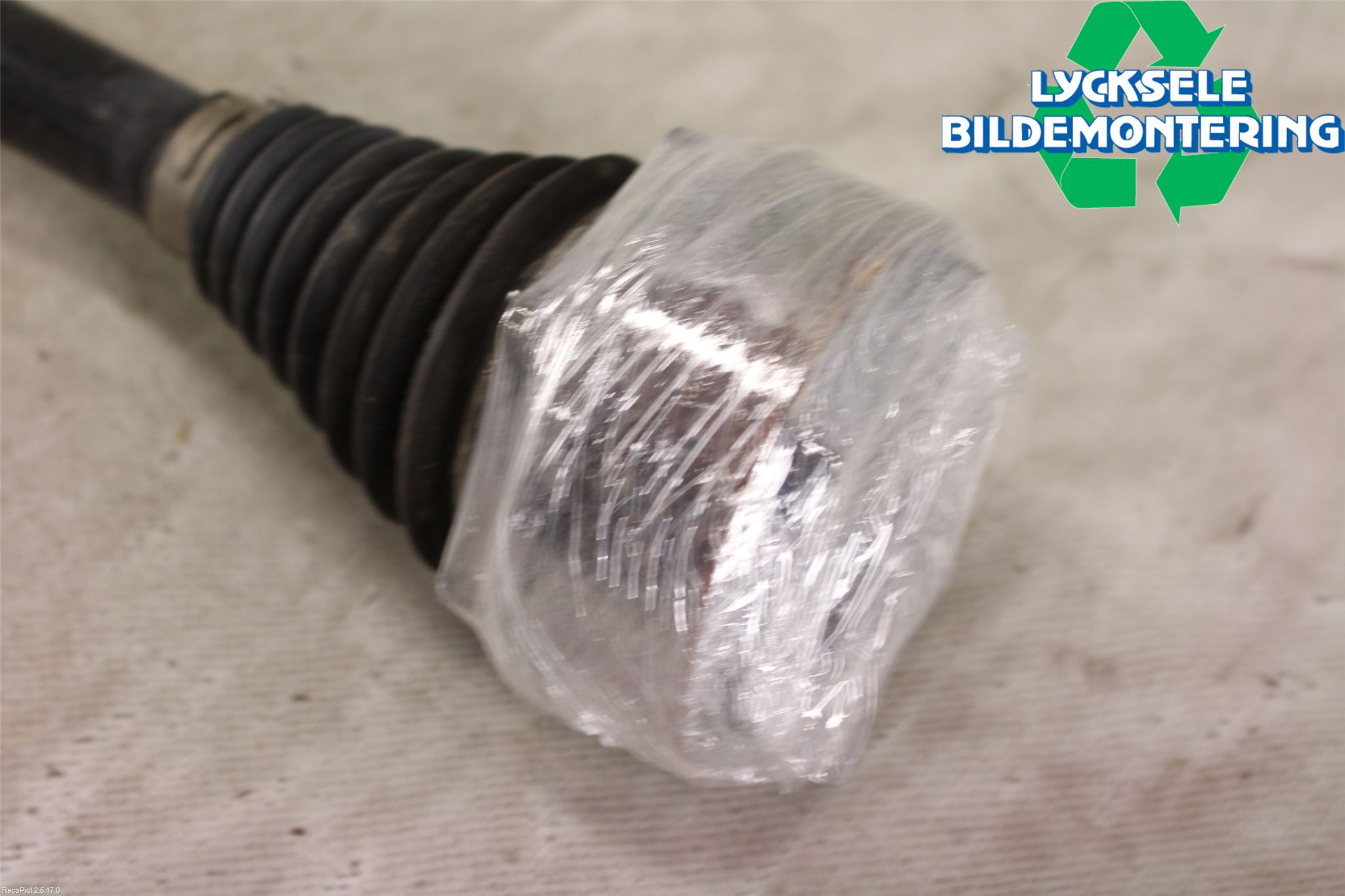 Volkswagen VW PASSAT 15-19 Drivaxel Bak Vänster
