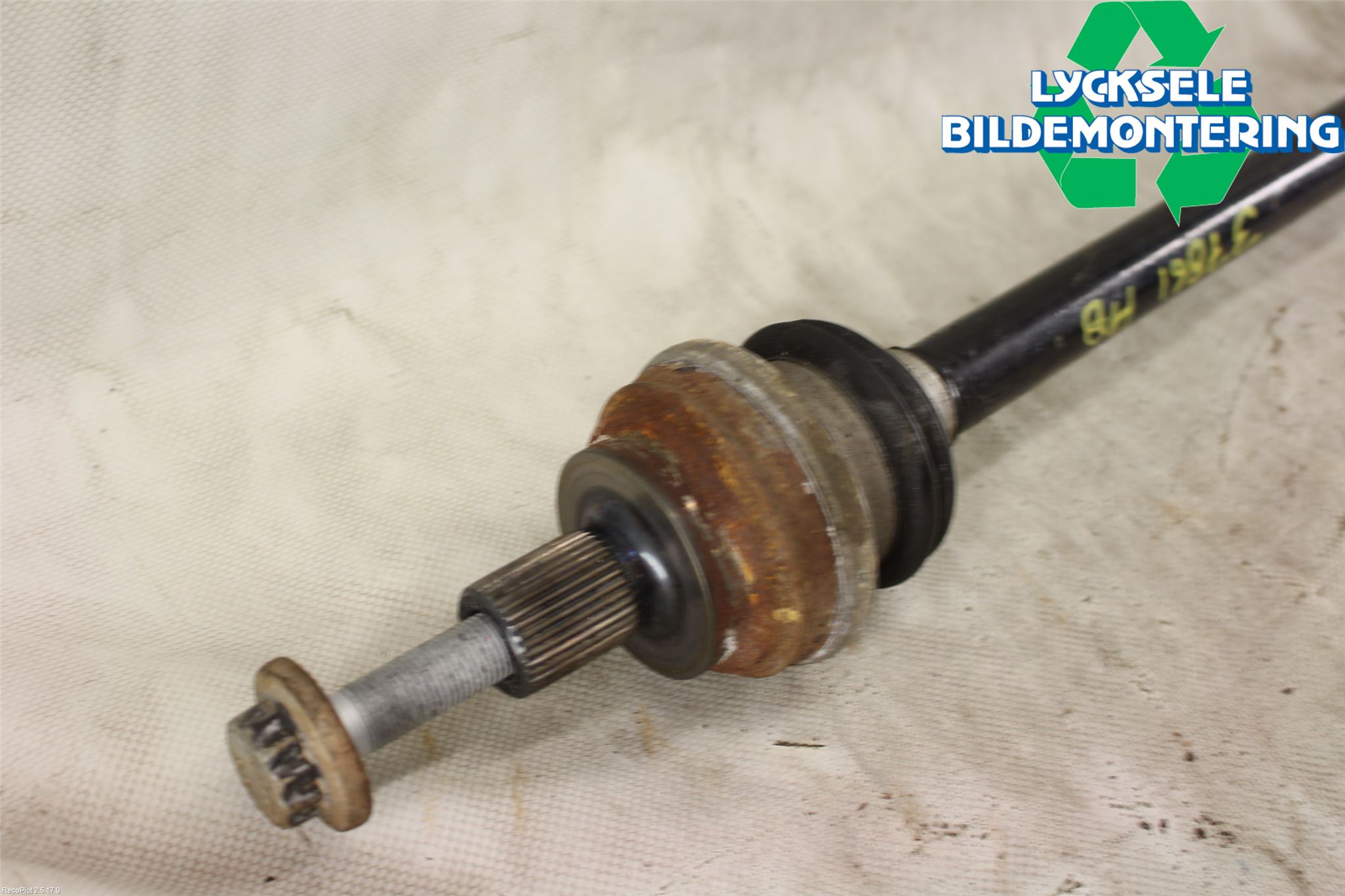 Volkswagen VW PASSAT 15-19 Drivaxel Bak Höger