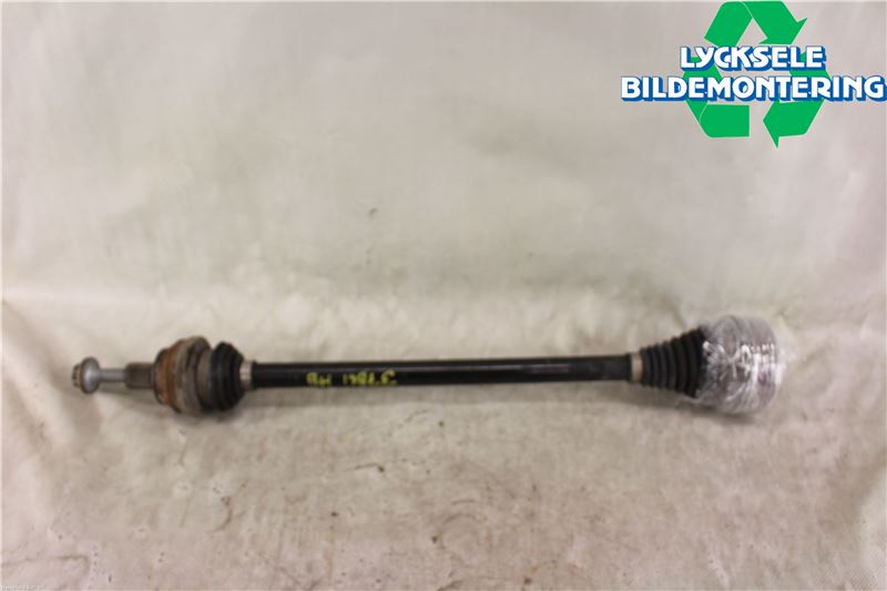 Volkswagen VW PASSAT 15-19 Drivaxel Bak Höger