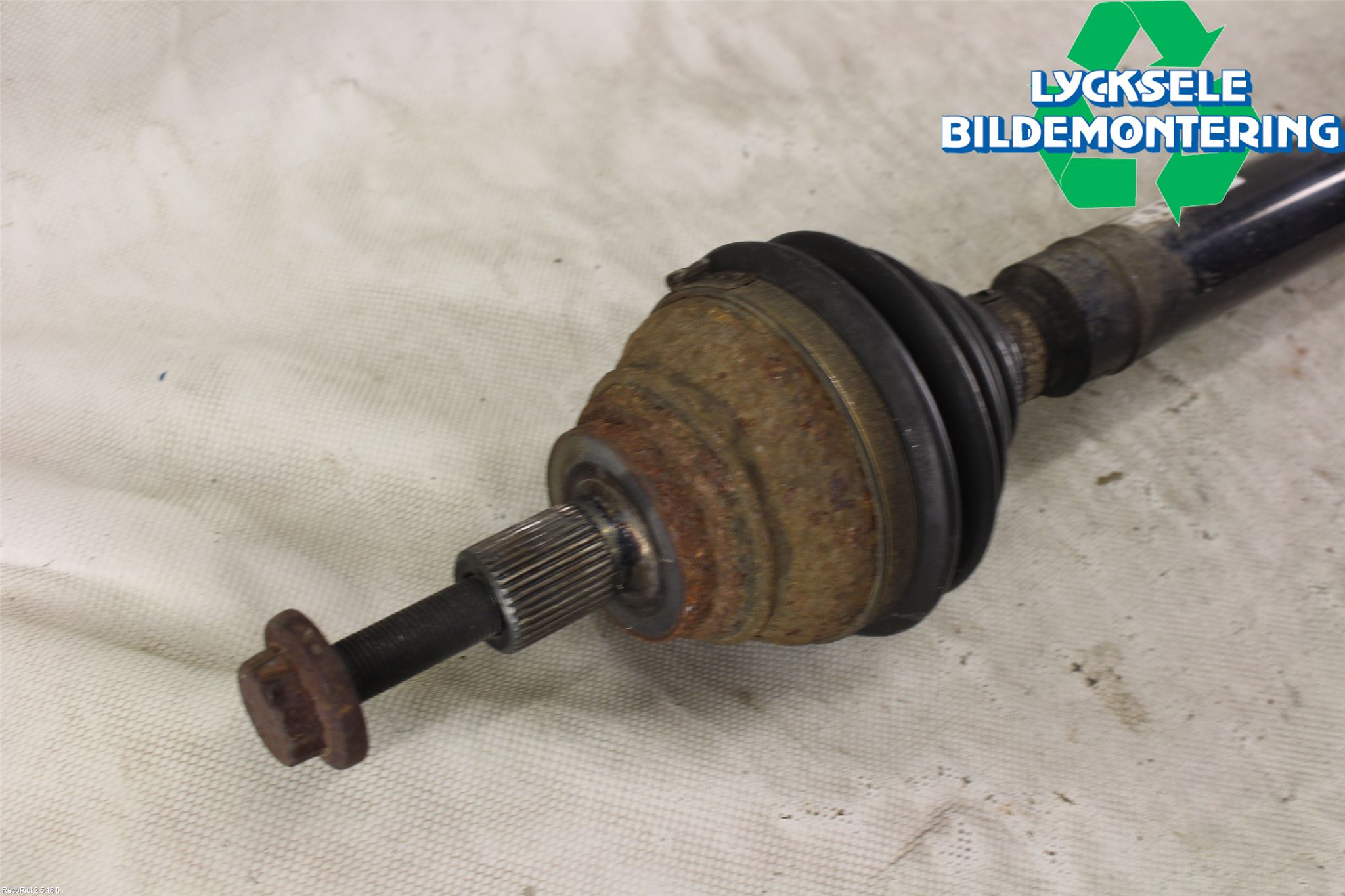 Volkswagen VW PASSAT 11-14 Drivaxel Fram Höger