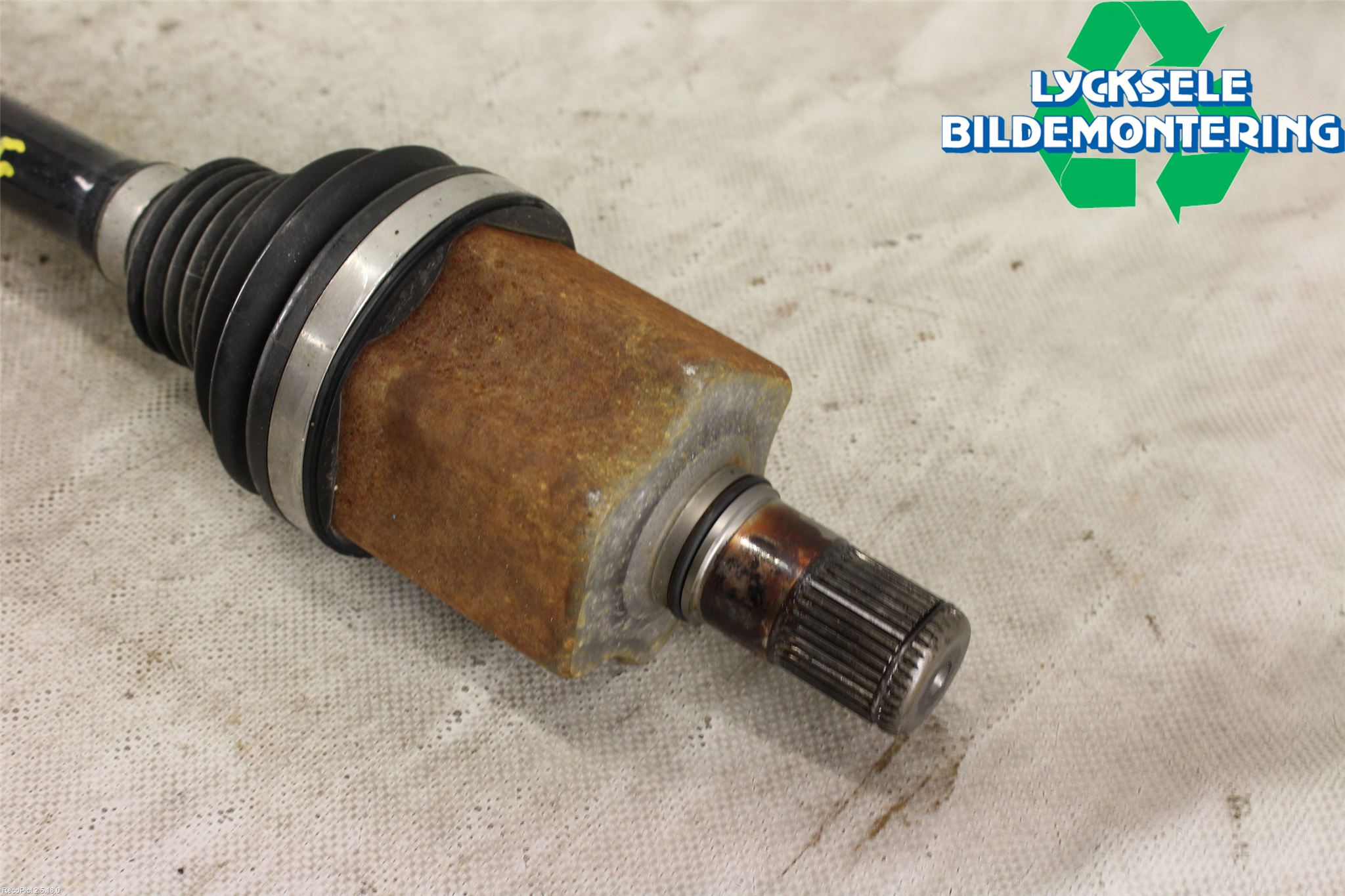 Volkswagen VW PASSAT 15-19 Drivaxel Fram Vänster