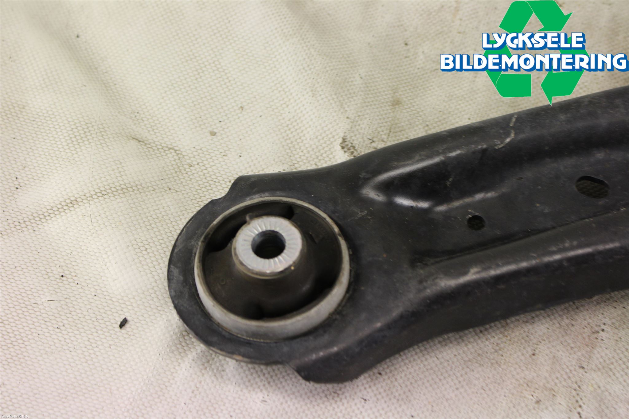 Volkswagen VW PASSAT 15-19 Bärarm Fram Undre Hö