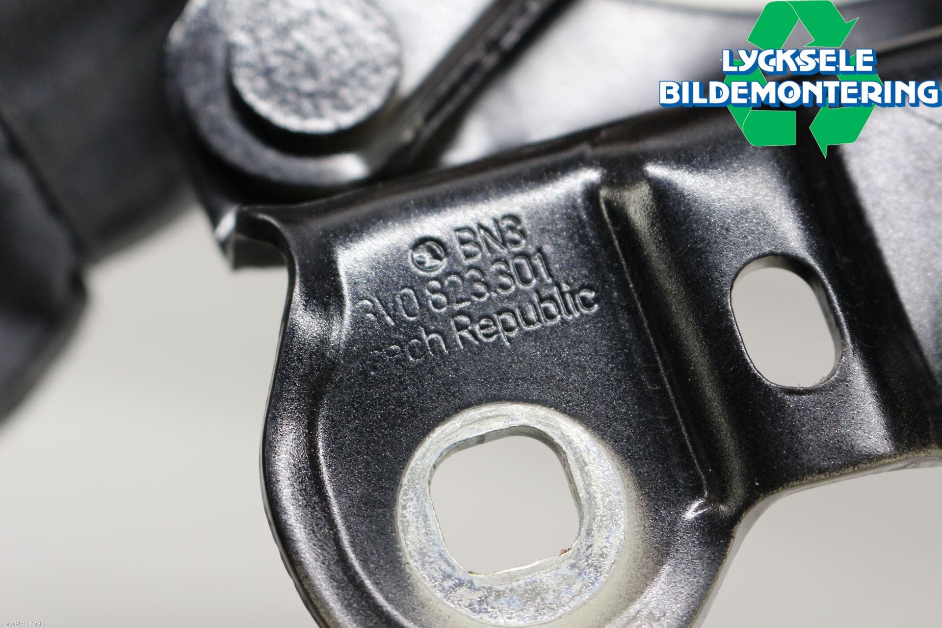 Skoda SUPERB 16-24 Huvgångjärn