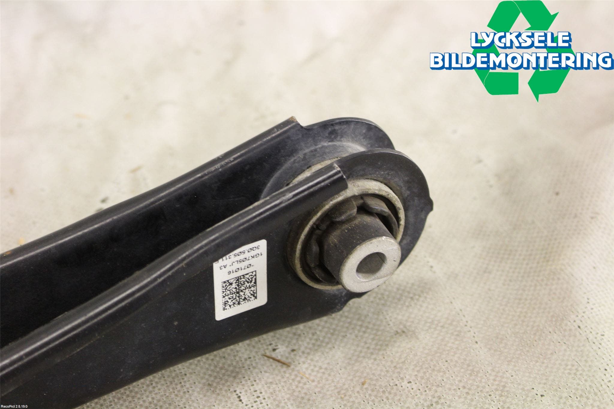 Skoda SUPERB 16-24 Bärarm Bak Höger