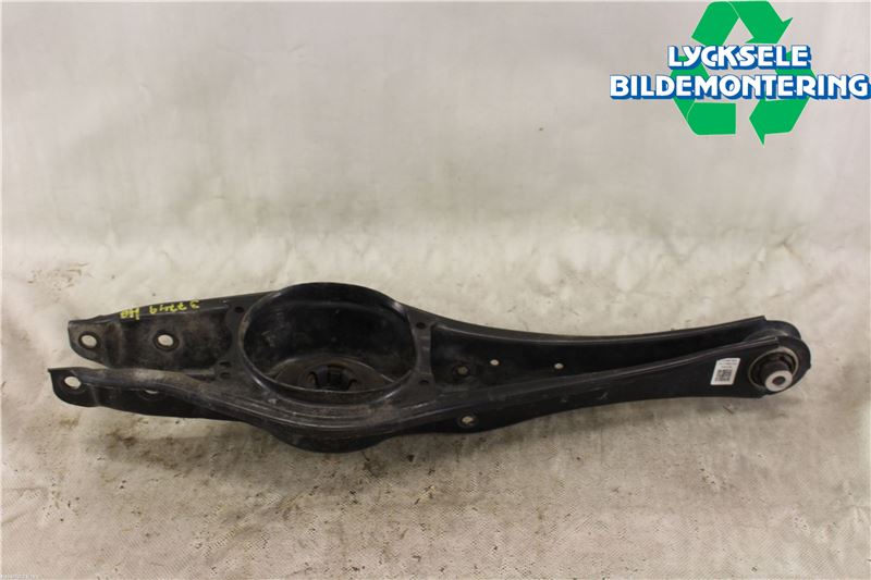 Skoda SUPERB 16-24 Bärarm Bak Höger