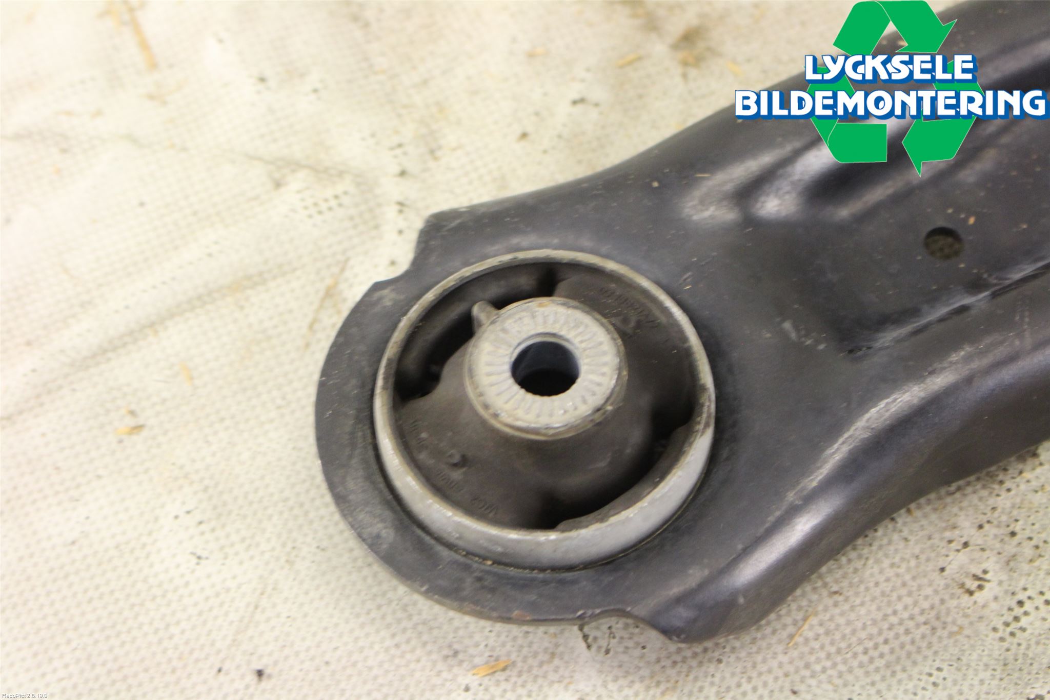 Skoda SUPERB 16-24 Bärarm Fram Undre Hö