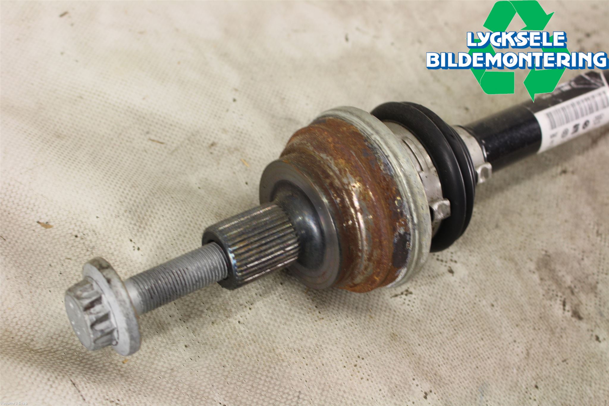 Volkswagen VW PASSAT 15-19 Drivaxel Bak Vänster