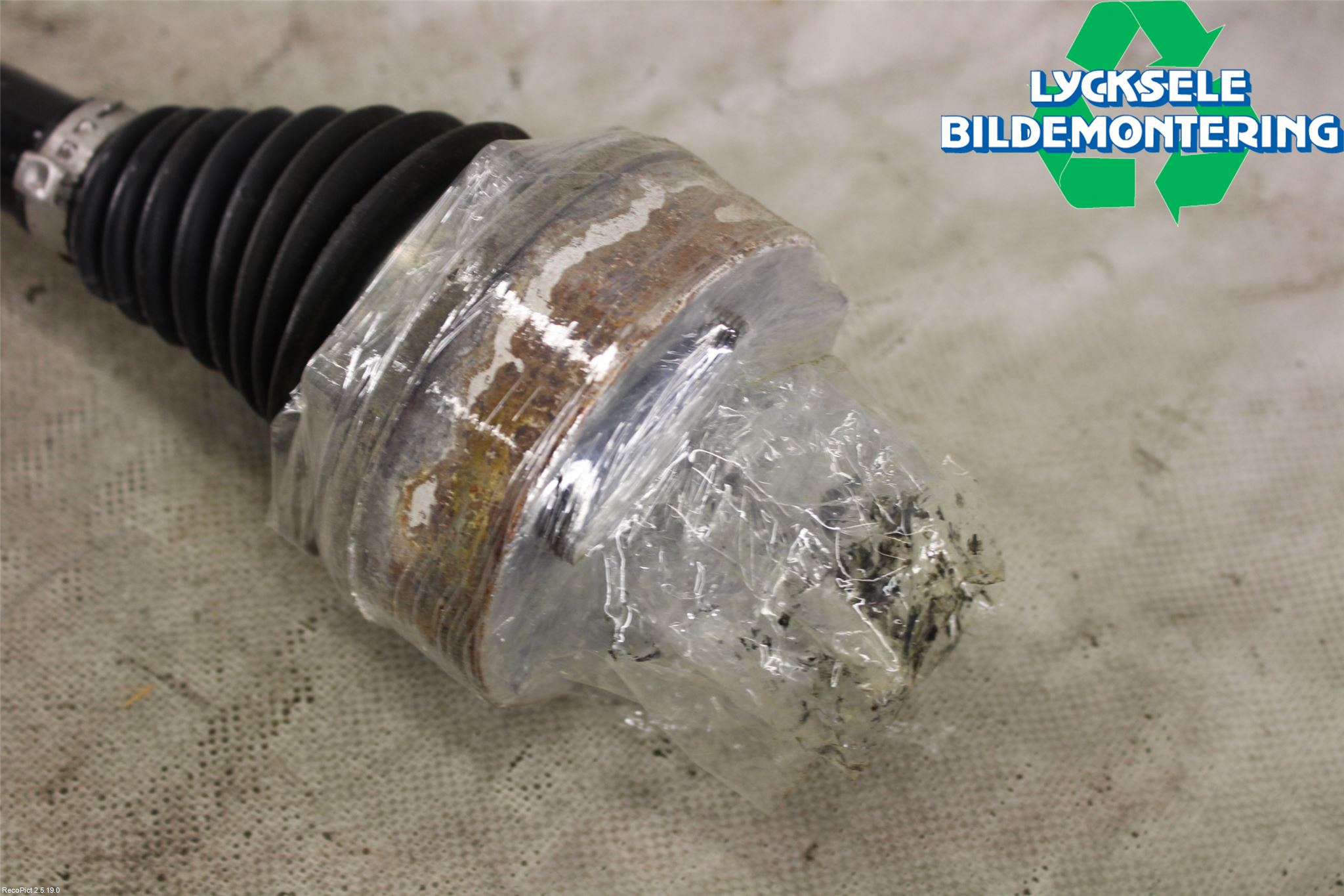 Volkswagen VW PASSAT 15-19 Drivaxel Bak Vänster