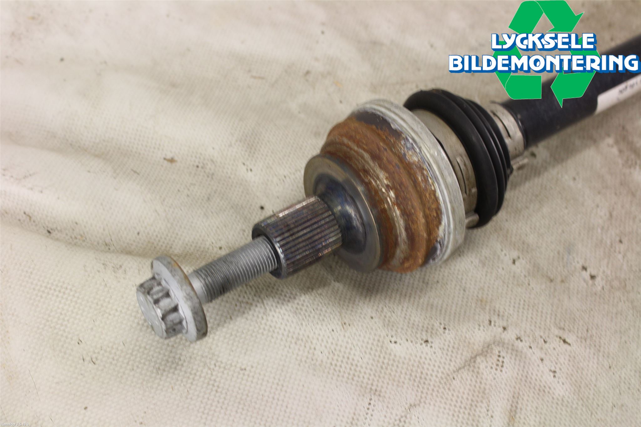 Volkswagen VW PASSAT 15-19 Drivaxel Bak Höger