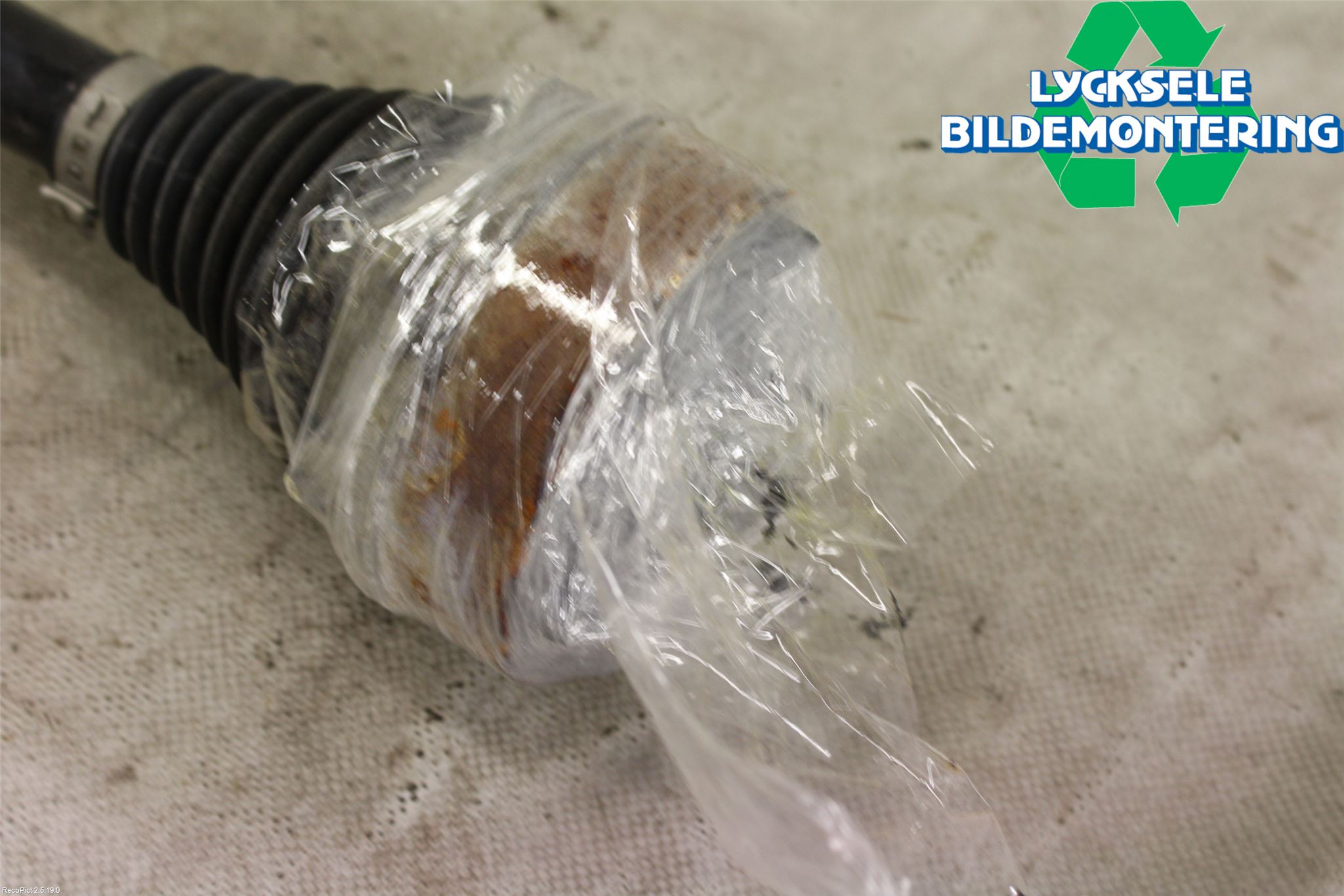 Volkswagen VW PASSAT 15-19 Drivaxel Bak Höger