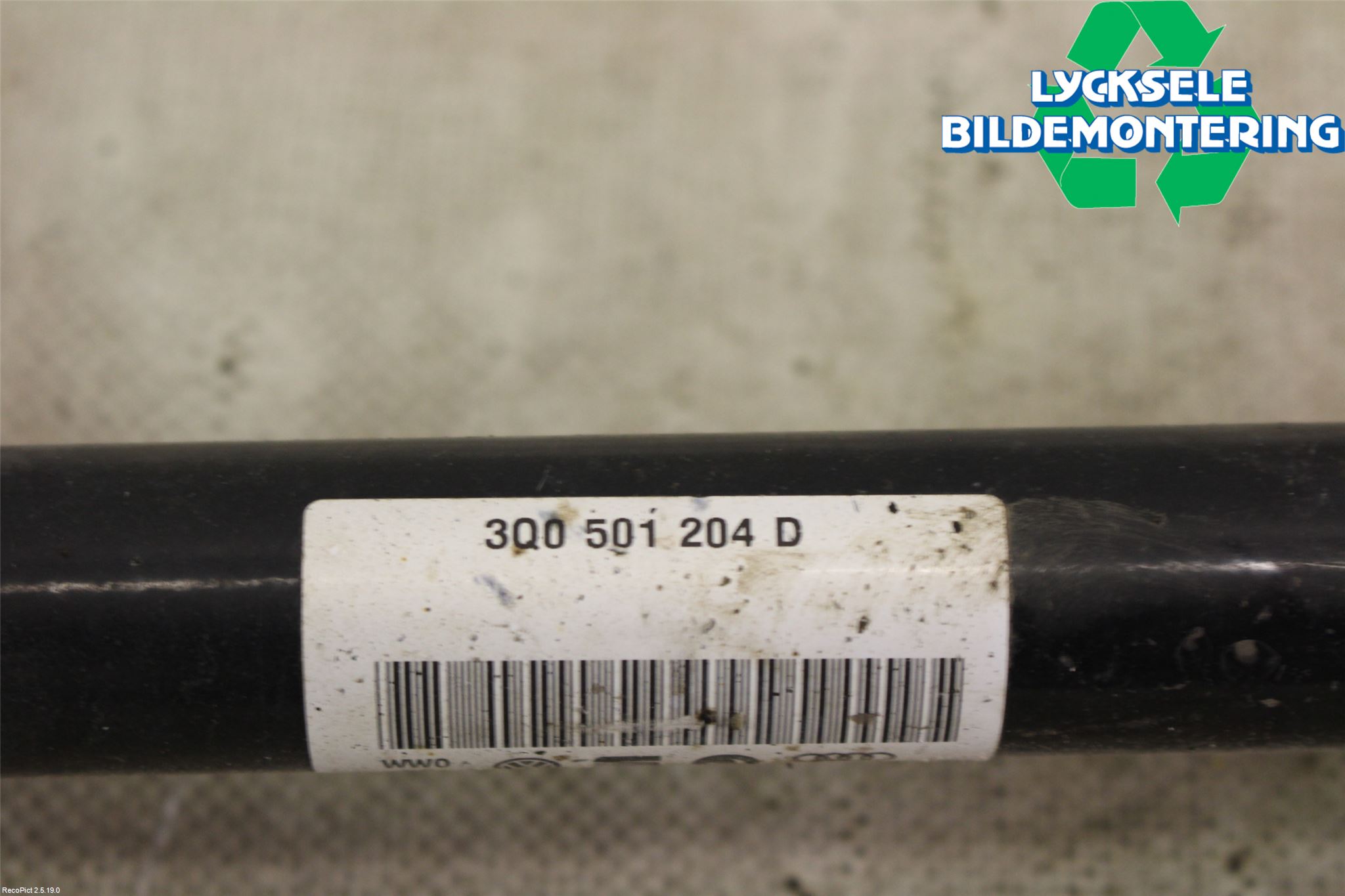 Volkswagen VW PASSAT 15-19 Drivaxel Bak Höger