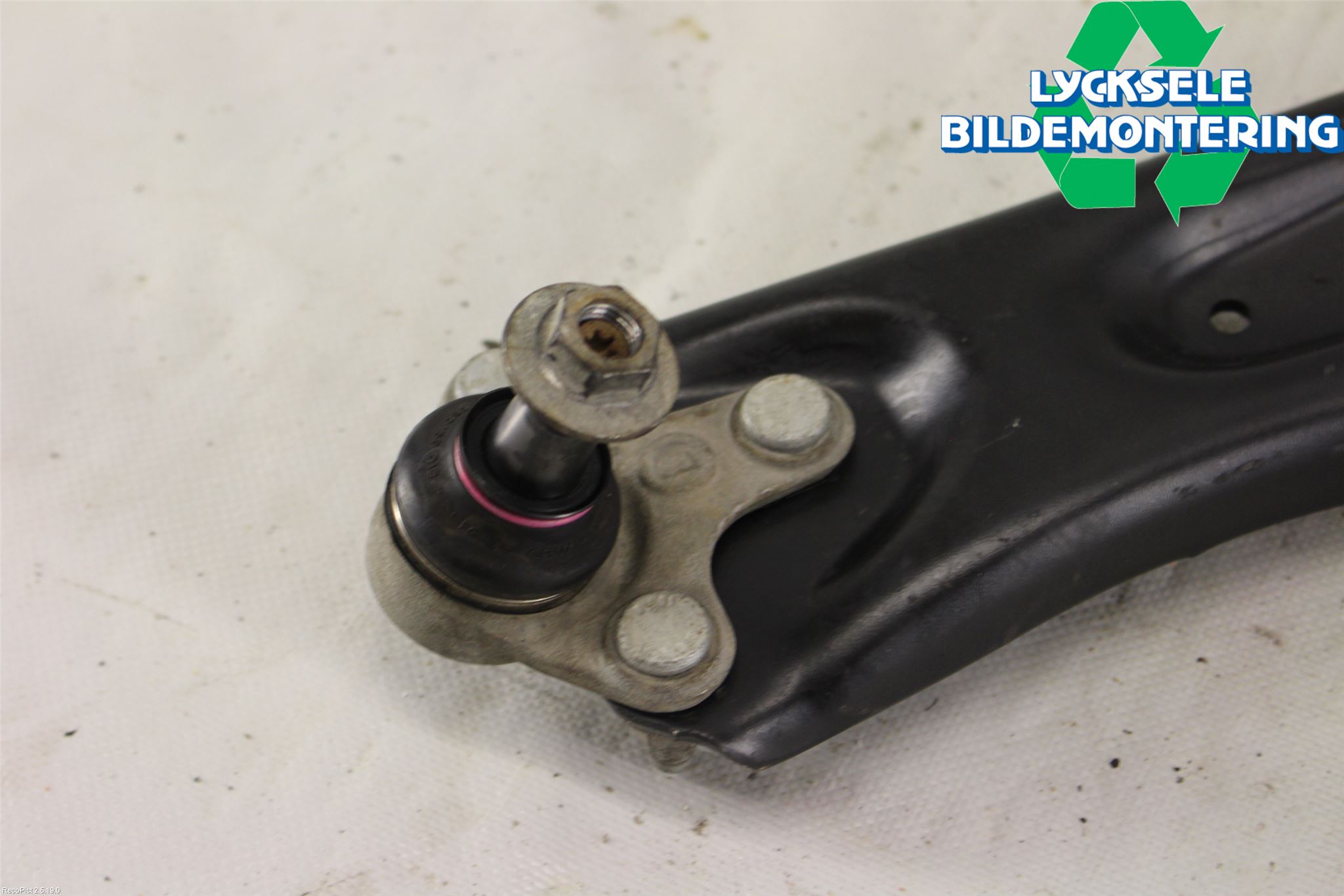 Volkswagen VW PASSAT 15-19 Bärarm Fram Undre Vä